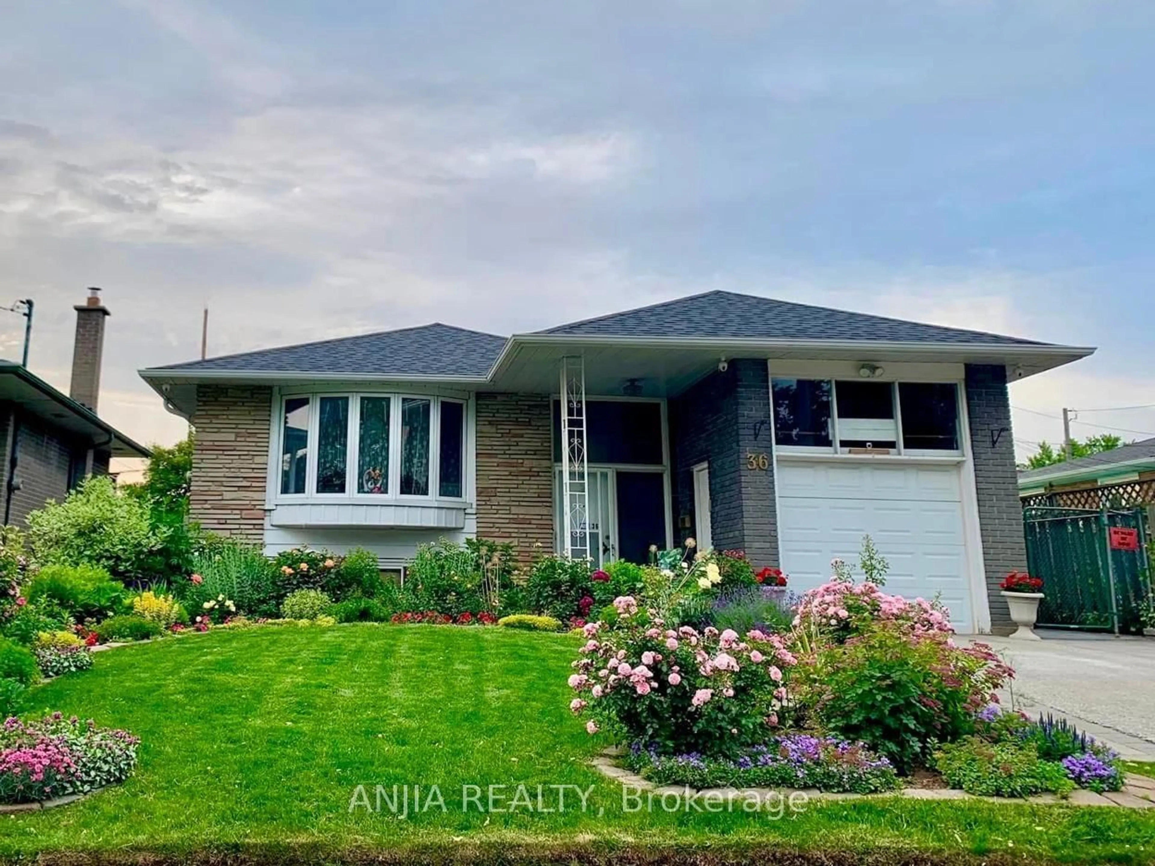 Home with vinyl exterior material, water/lake/river/ocean view for 36 Birchard St, Toronto Ontario M1T 1Z2