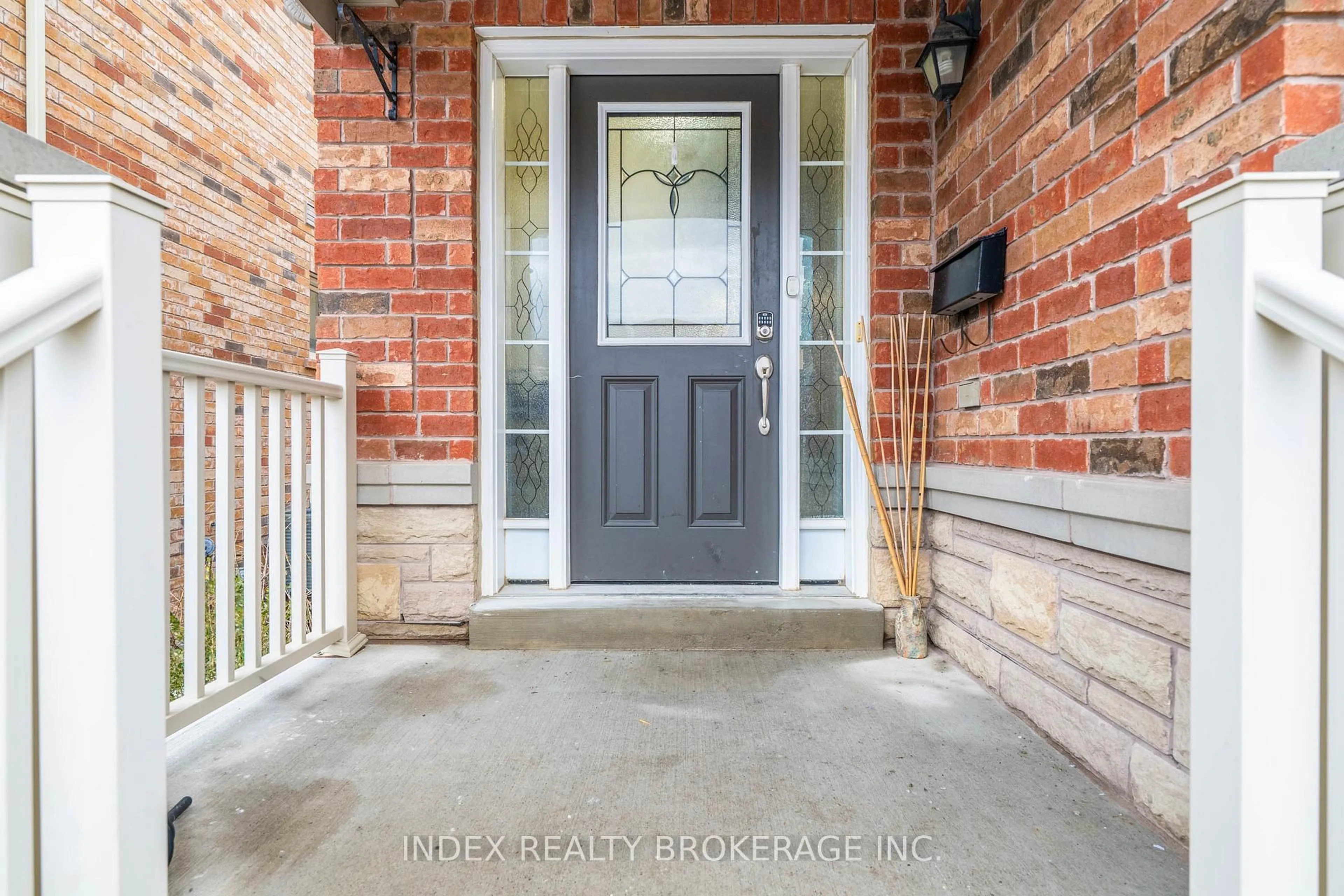 Indoor entryway for 806 Mccue Dr, Oshawa Ontario L1K 0R1