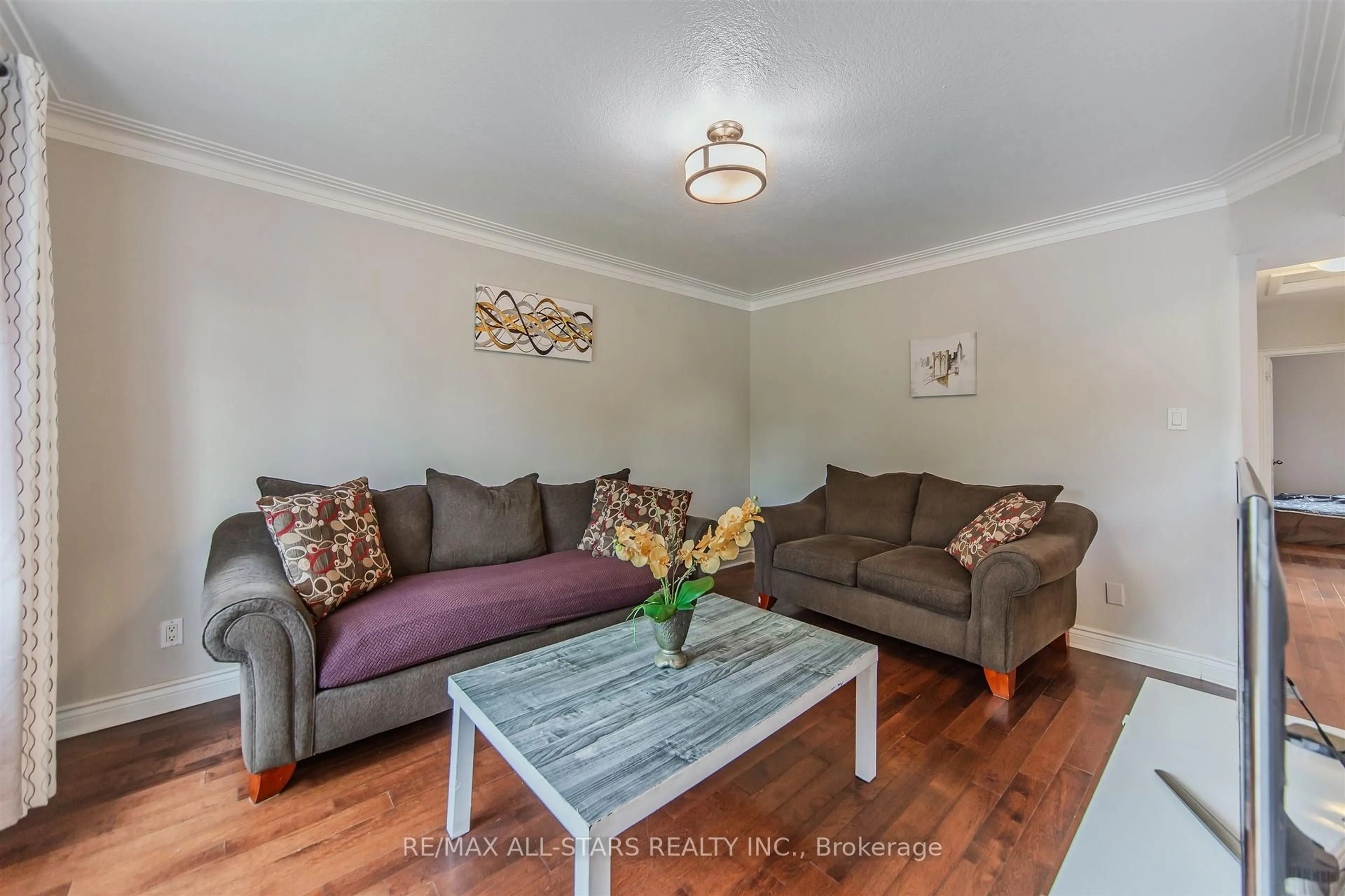 Living room with furniture, wood/laminate floor for 27 Martindale Rd, Toronto Ontario M1M 2B8