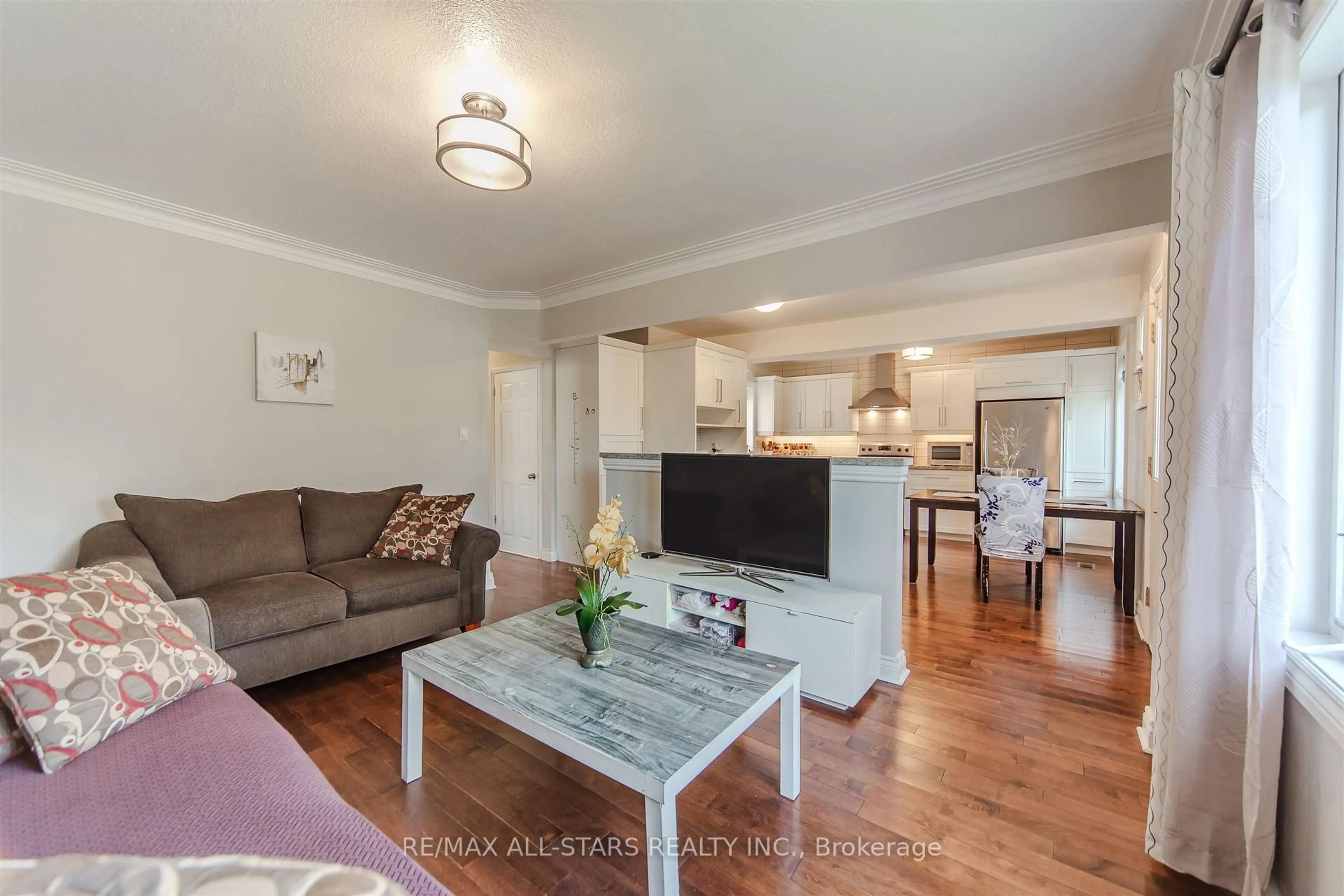 Living room with furniture, wood/laminate floor for 27 Martindale Rd, Toronto Ontario M1M 2B8