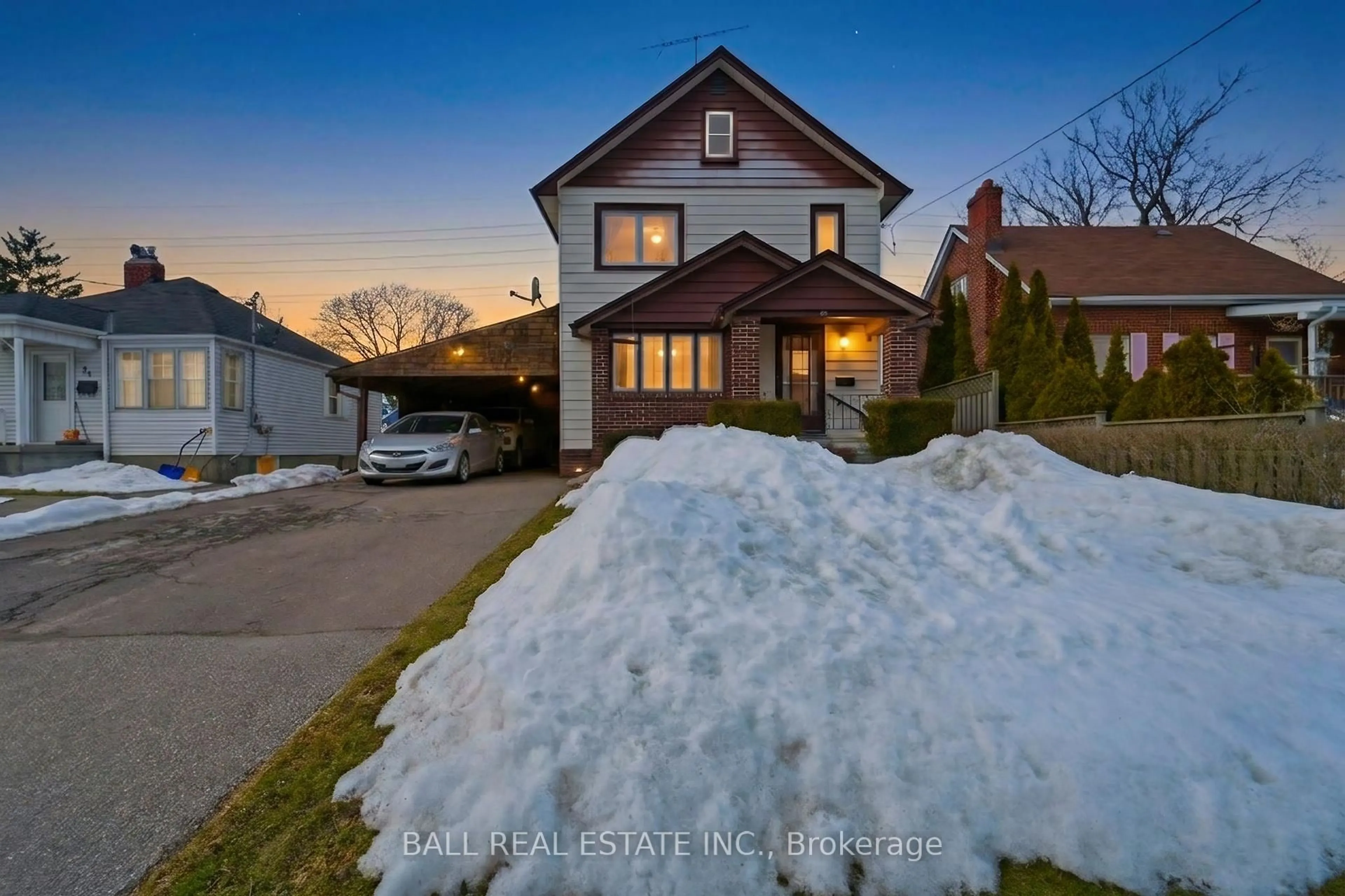 A pic from outside/outdoor area/front of a property/back of a property/a pic from drone, street for 30 Thomas St, Oshawa Ontario L1H 3W5