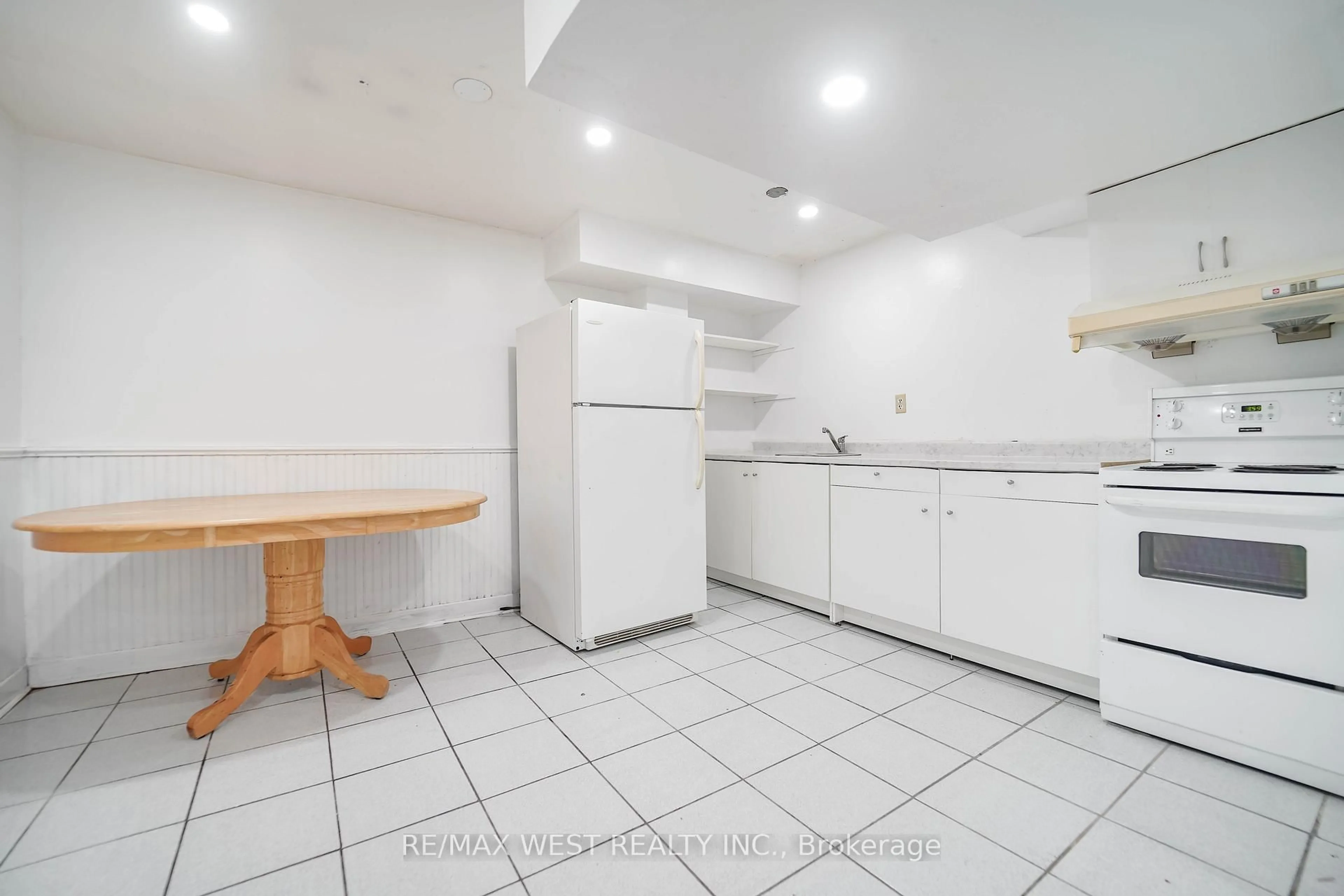 Standard kitchen, unknown for 120 Littles Rd, Toronto Ontario M1B 5G7