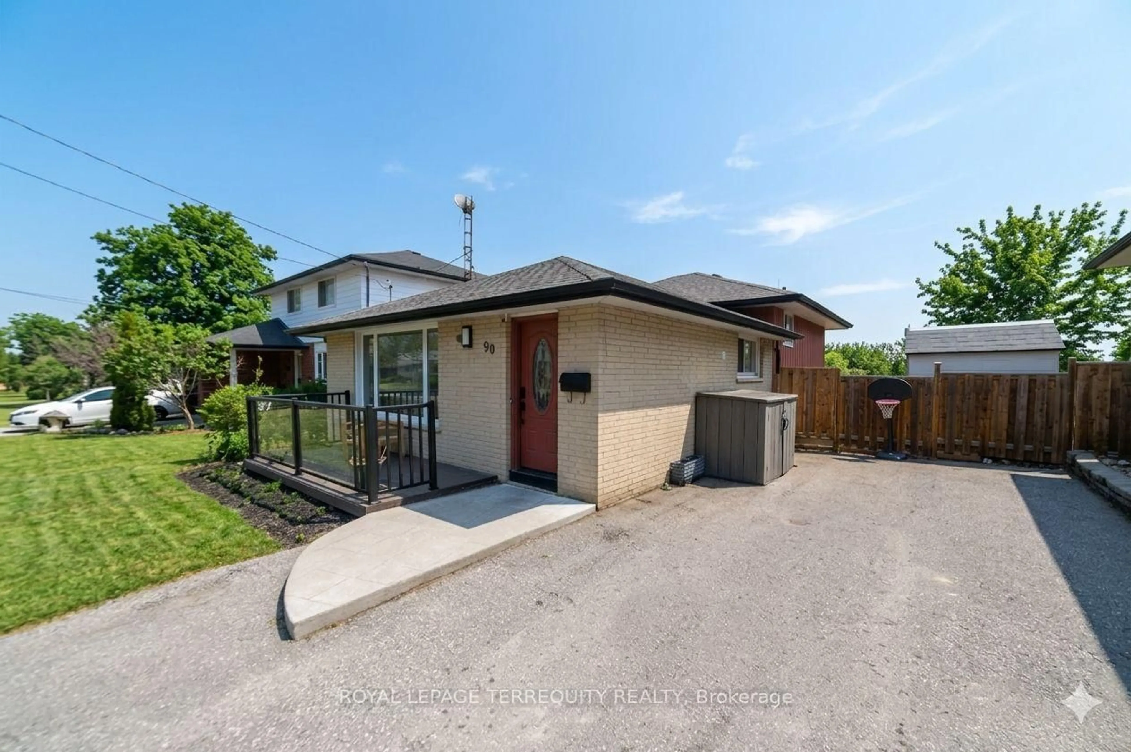 A pic from outside/outdoor area/front of a property/back of a property/a pic from drone, street for 90 Keewatin St, Oshawa Ontario L1H 6Z1