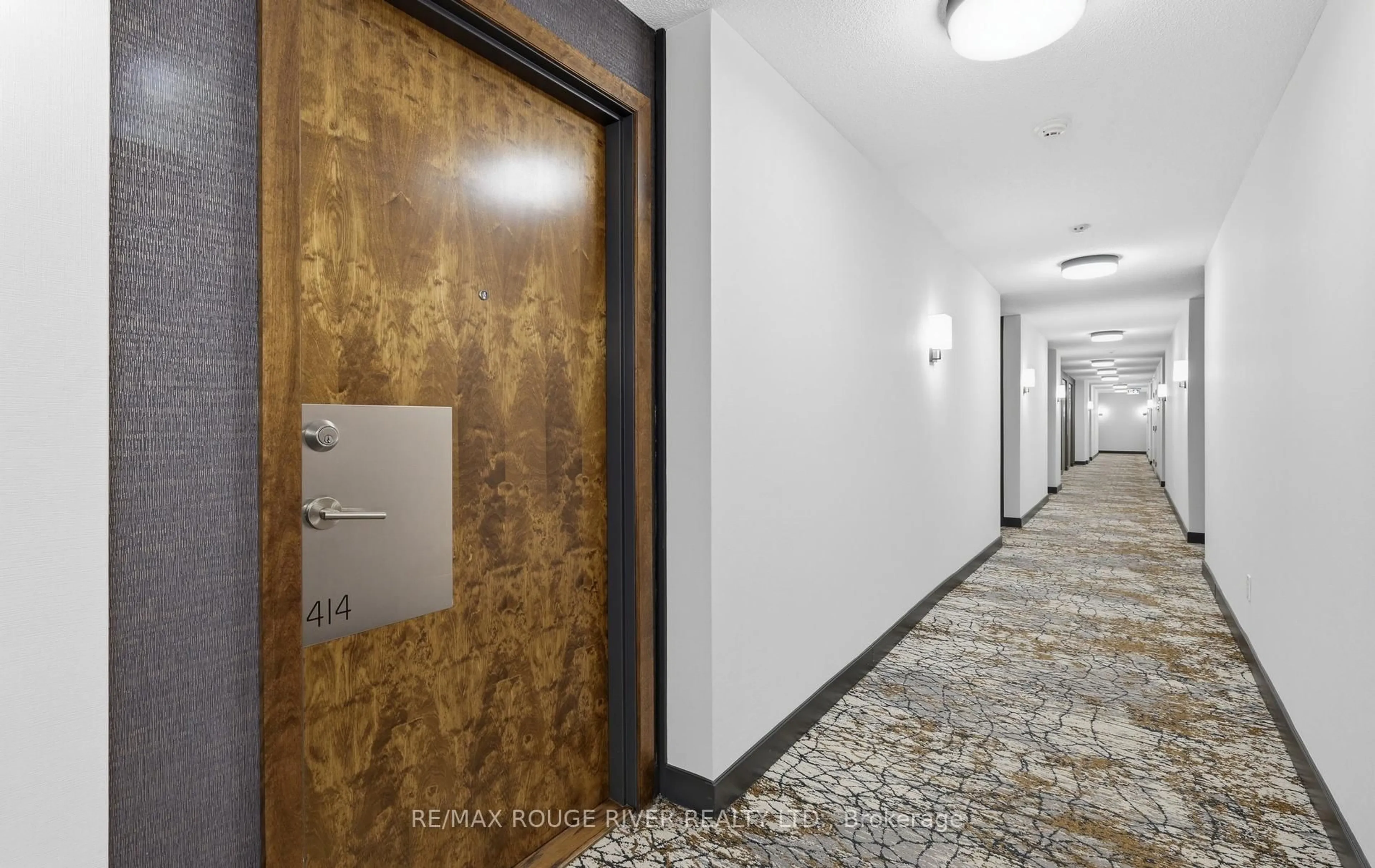 Indoor foyer for 1235 Bayly St #414, Pickering Ontario L1W 1L7