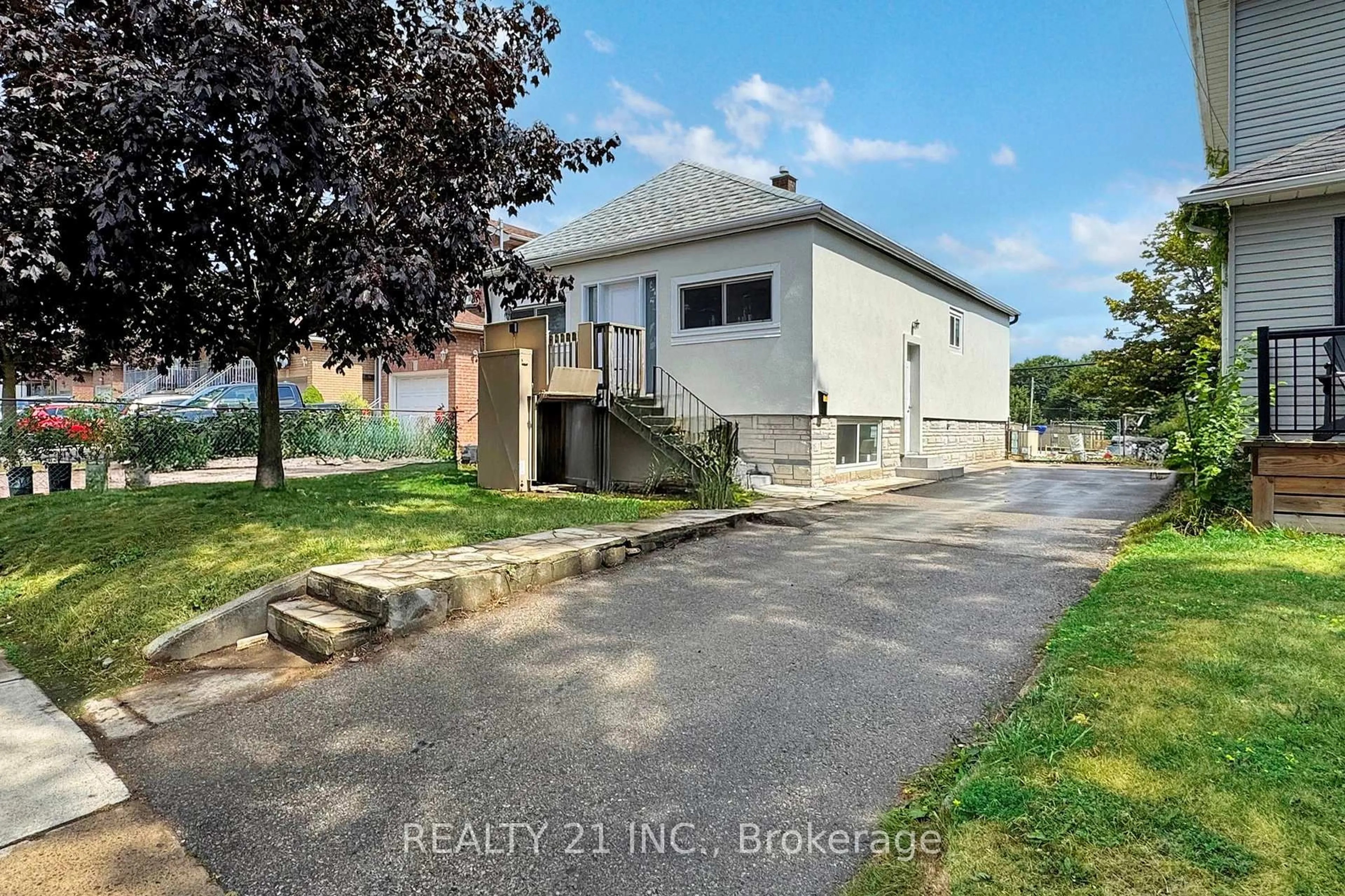 A pic from outside/outdoor area/front of a property/back of a property/a pic from drone, building for 125 S Woodrow Blvd, Toronto Ontario M1N 3L8