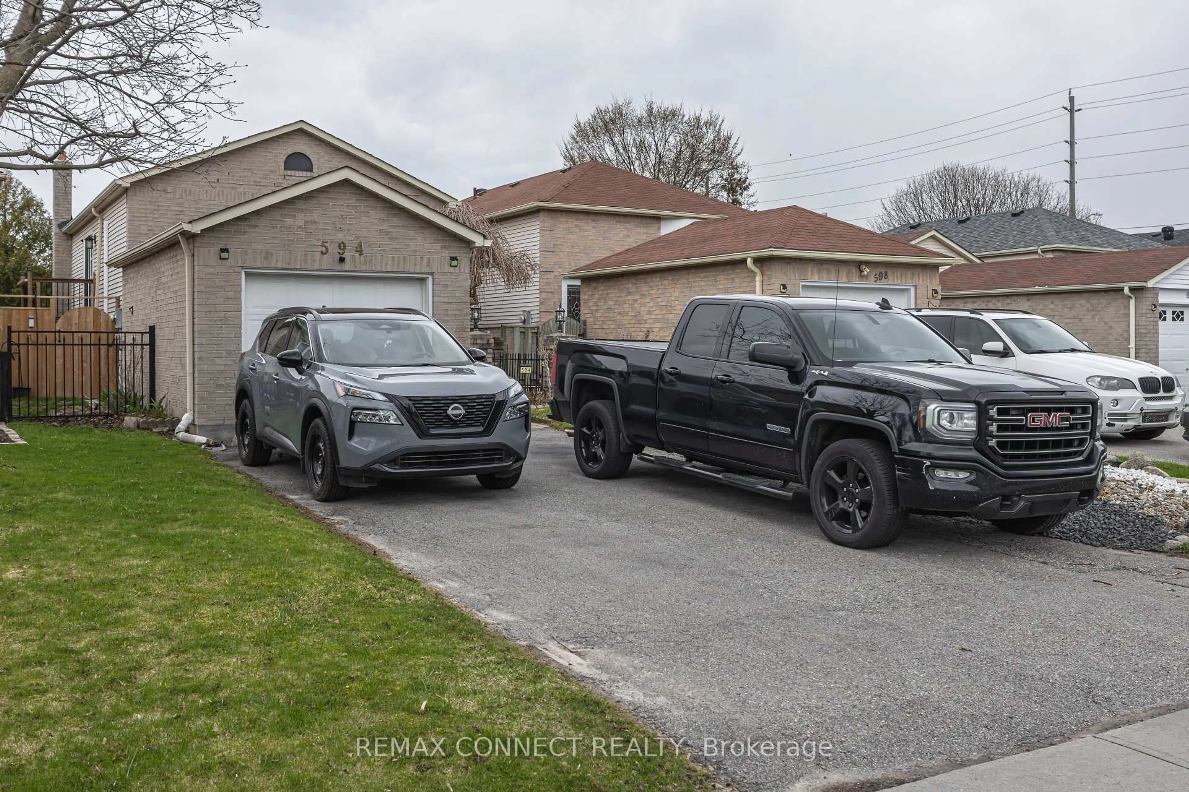 A pic from outside/outdoor area/front of a property/back of a property/a pic from drone, street for 594 Waverly St, Oshawa Ontario L1J 7G1