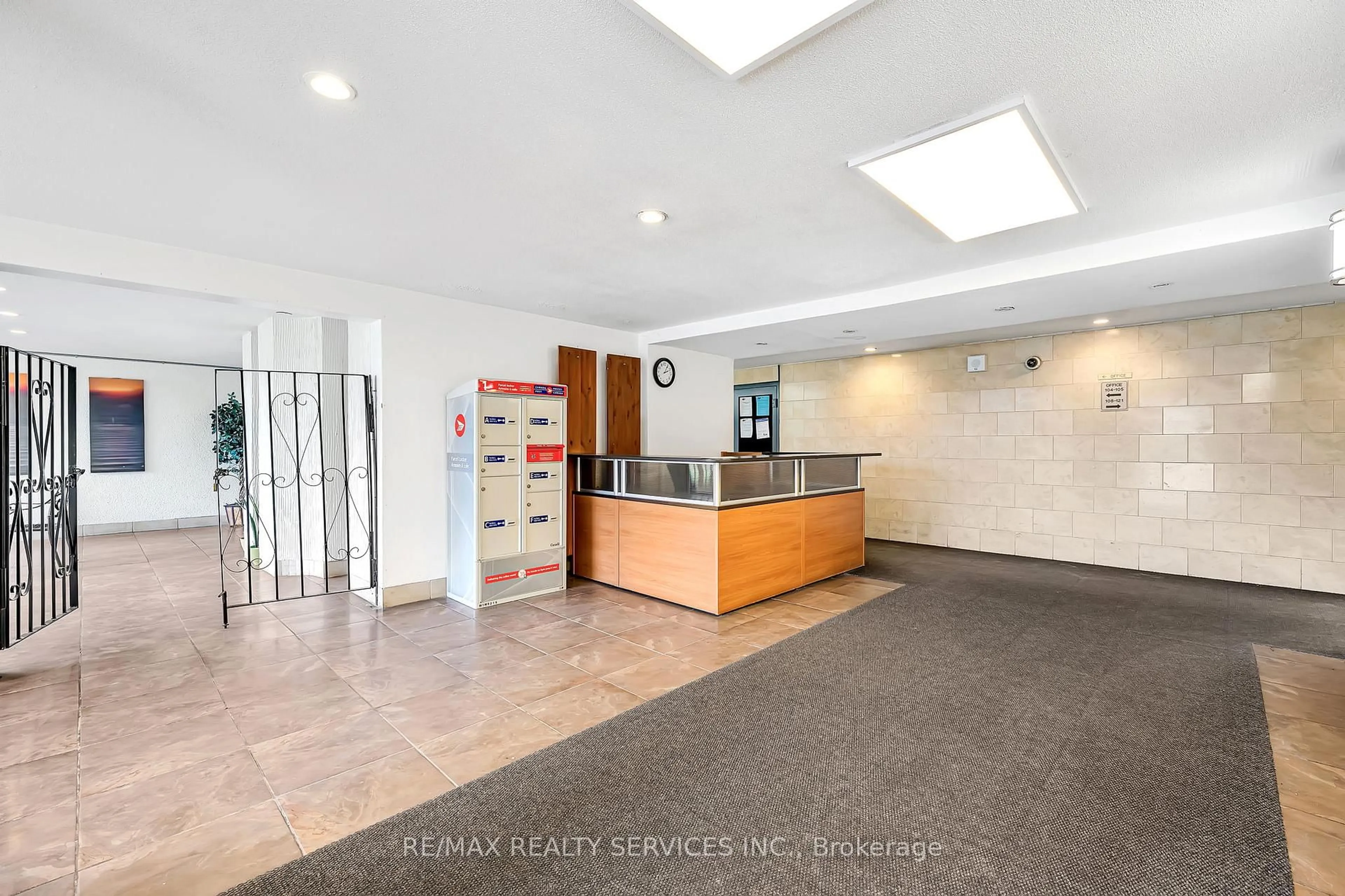 Indoor foyer for 180 Markham Rd #1701, Toronto Ontario M1M 2Z9