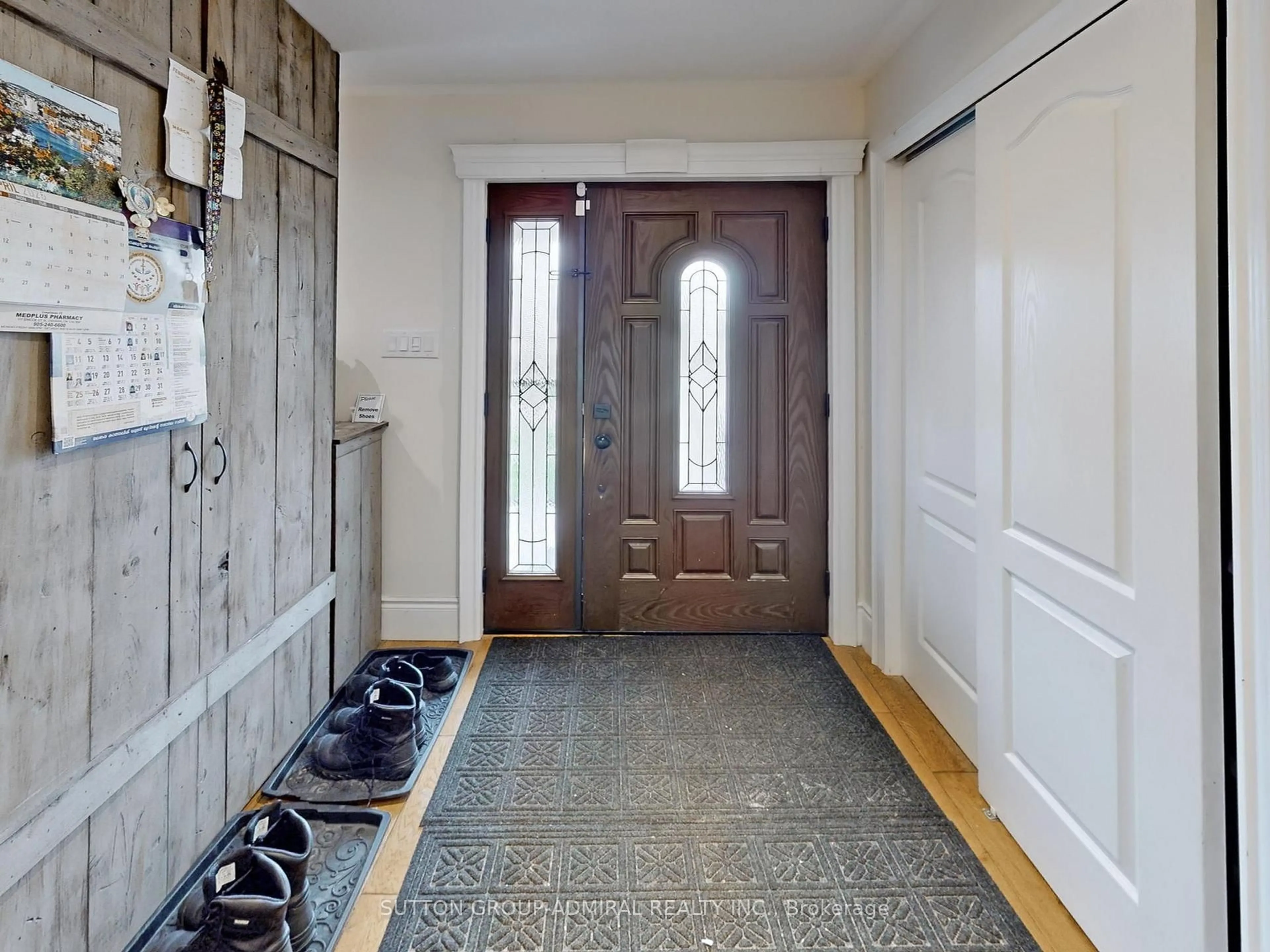 Indoor entryway for 128 Sutherland Ave, Oshawa Ontario L1G 2G5