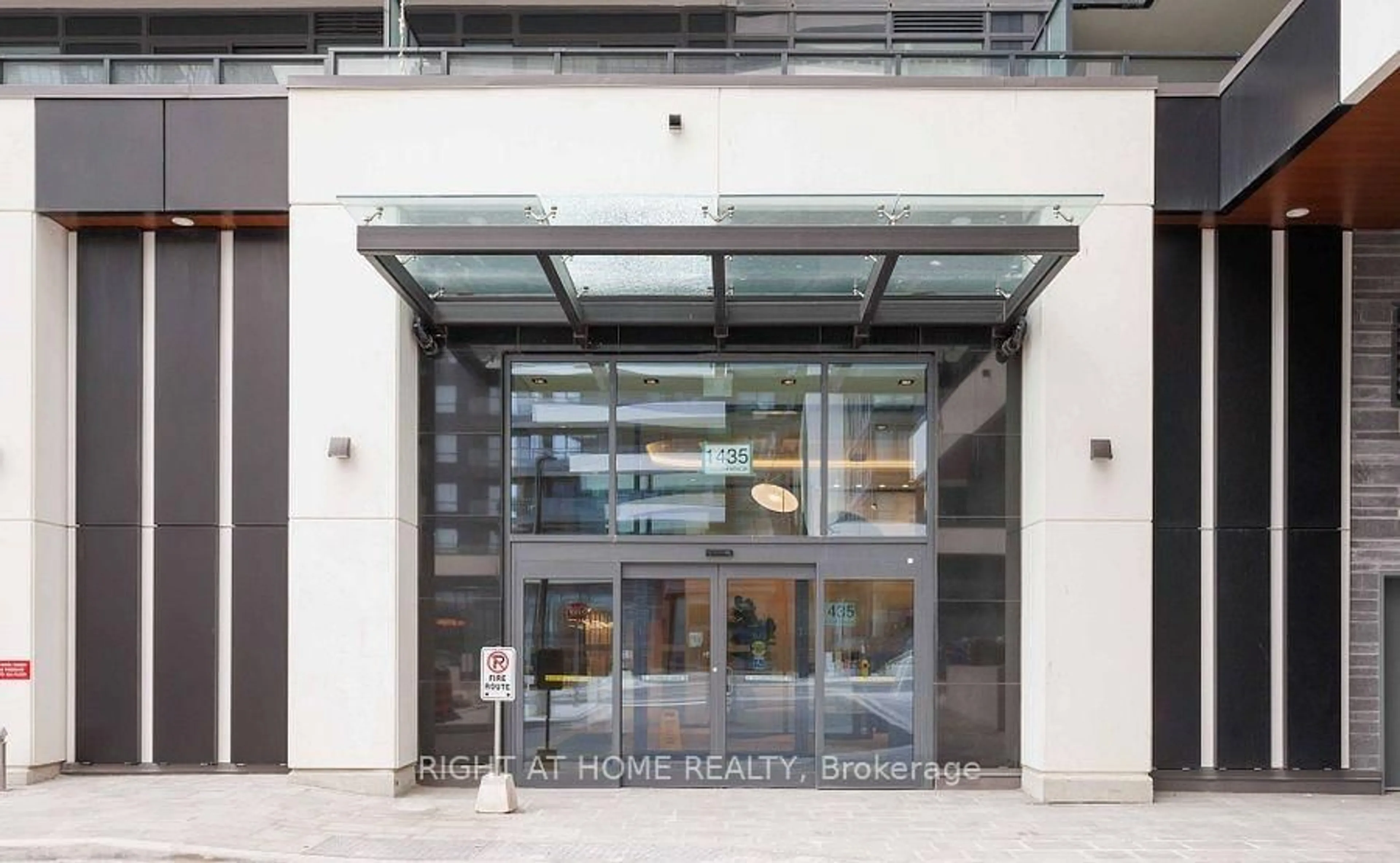 Indoor foyer for 1435 Celebration Dr #2803, Pickering Ontario L1W 0C3