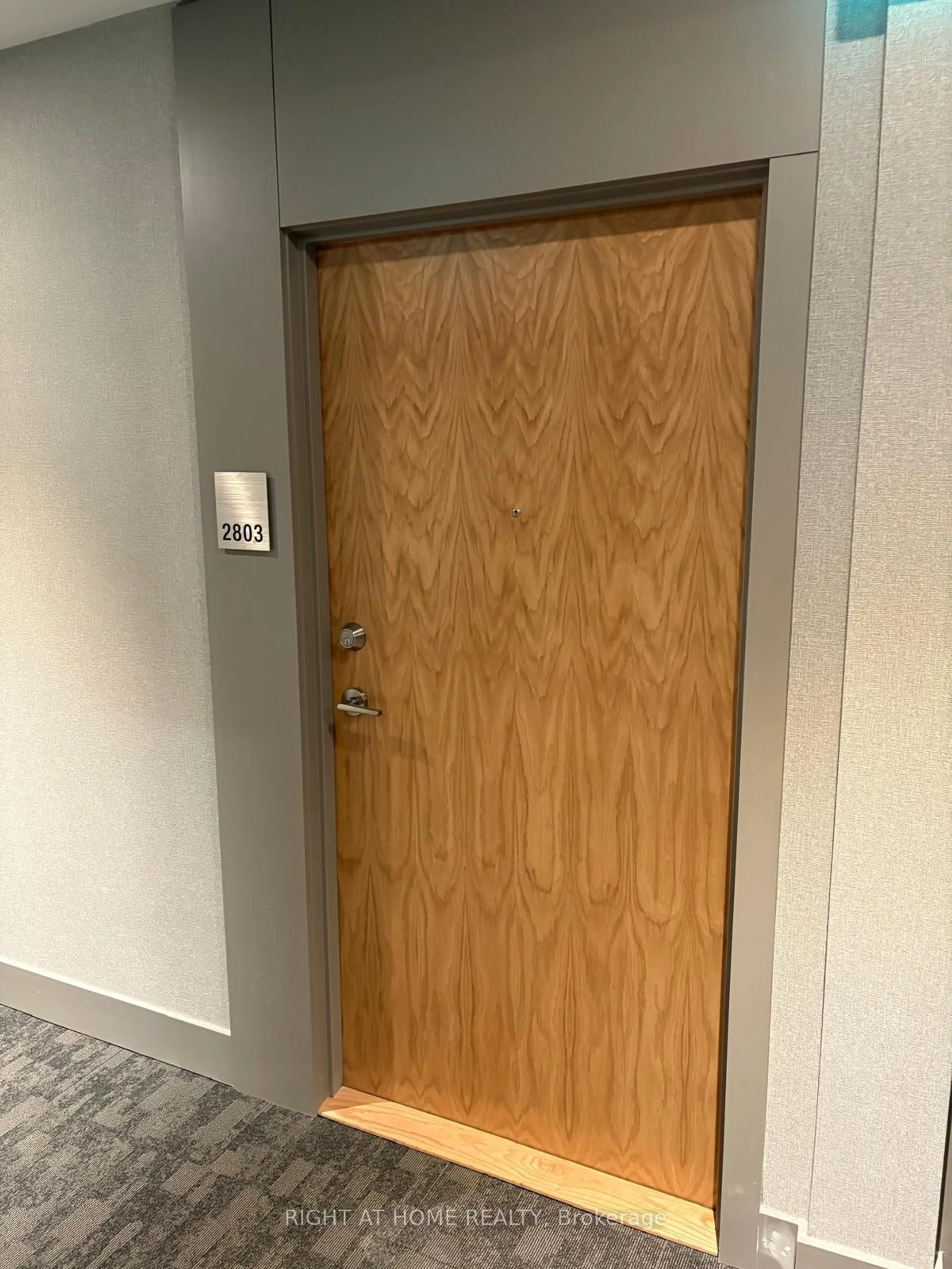 Indoor foyer for 1435 Celebration Dr #2803, Pickering Ontario L1W 0C3