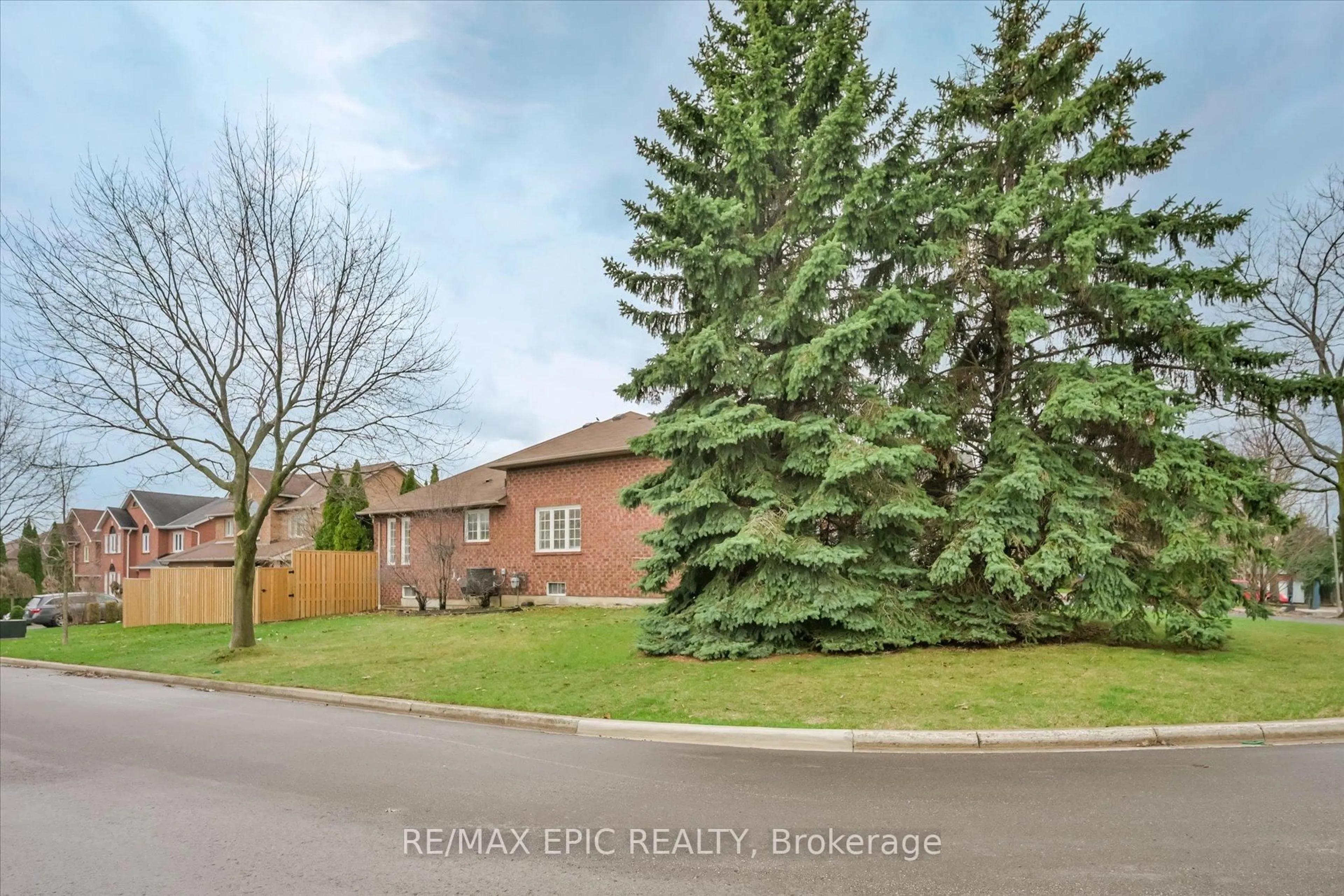 A pic from outside/outdoor area/front of a property/back of a property/a pic from drone, street for 33 EMMETT Pl, Whitby Ontario L1R 2B4