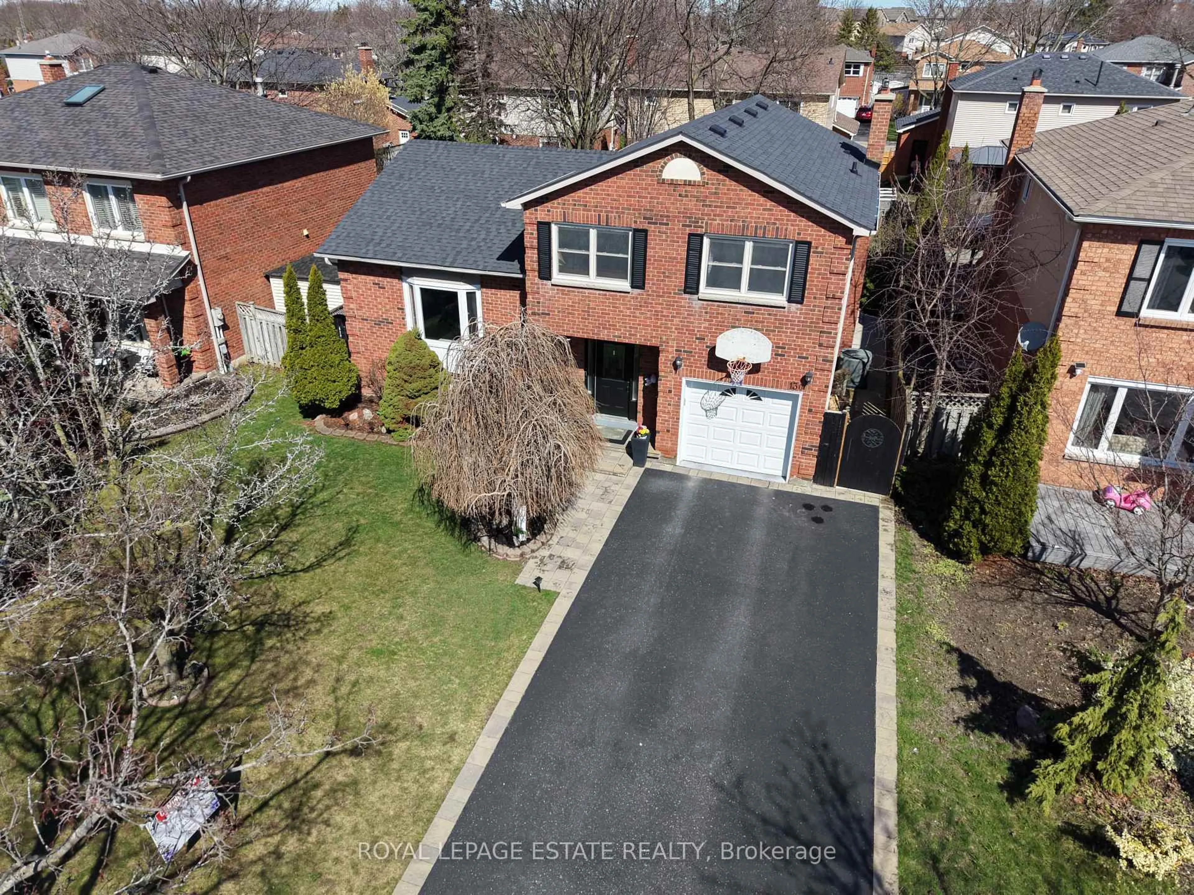 A pic from outside/outdoor area/front of a property/back of a property/a pic from drone, street for 130 William Stephenson Dr, Whitby Ontario L1N 8V1
