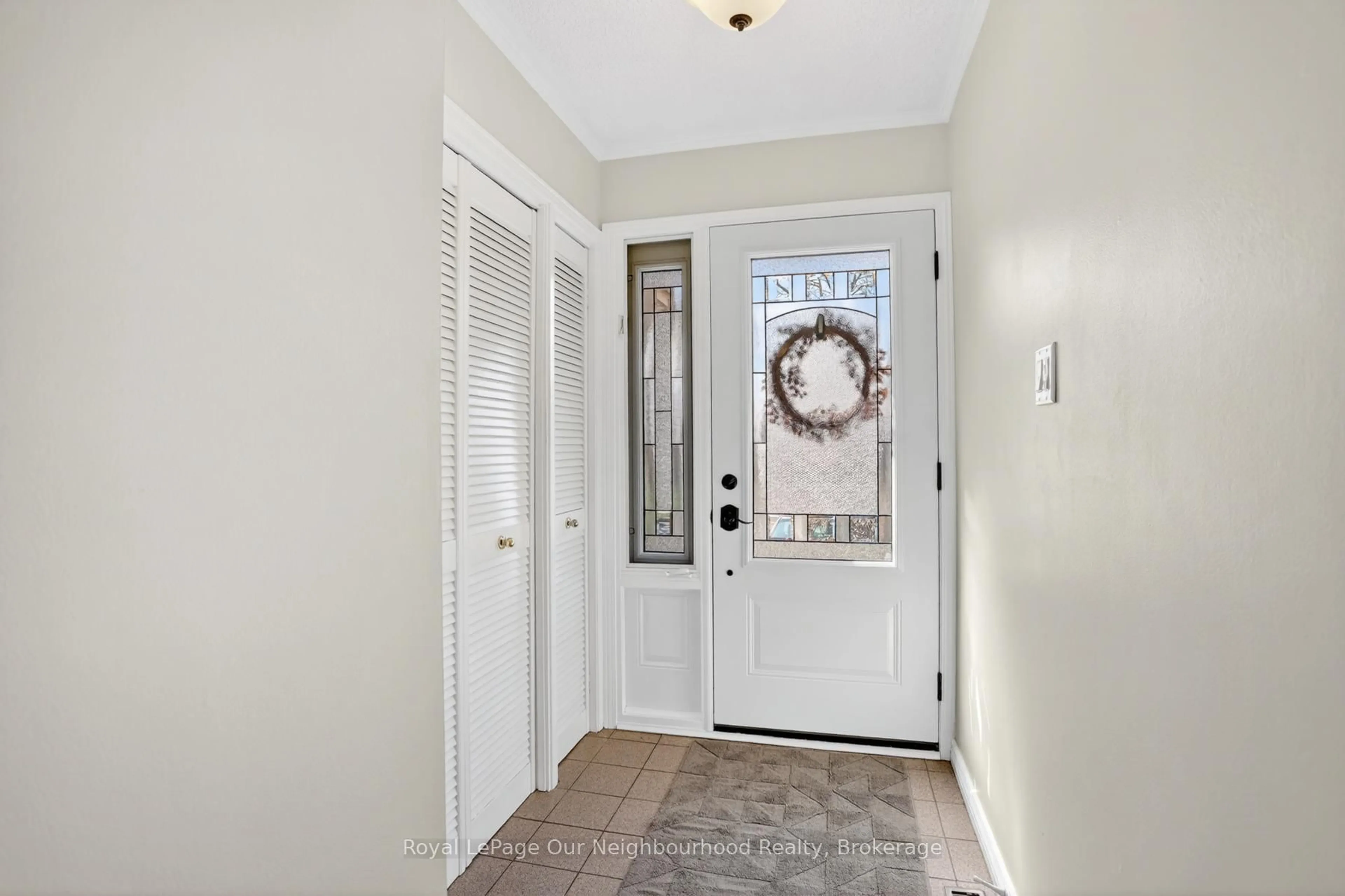 Indoor entryway for 656 Hillcroft St, Oshawa Ontario L1G 7K6
