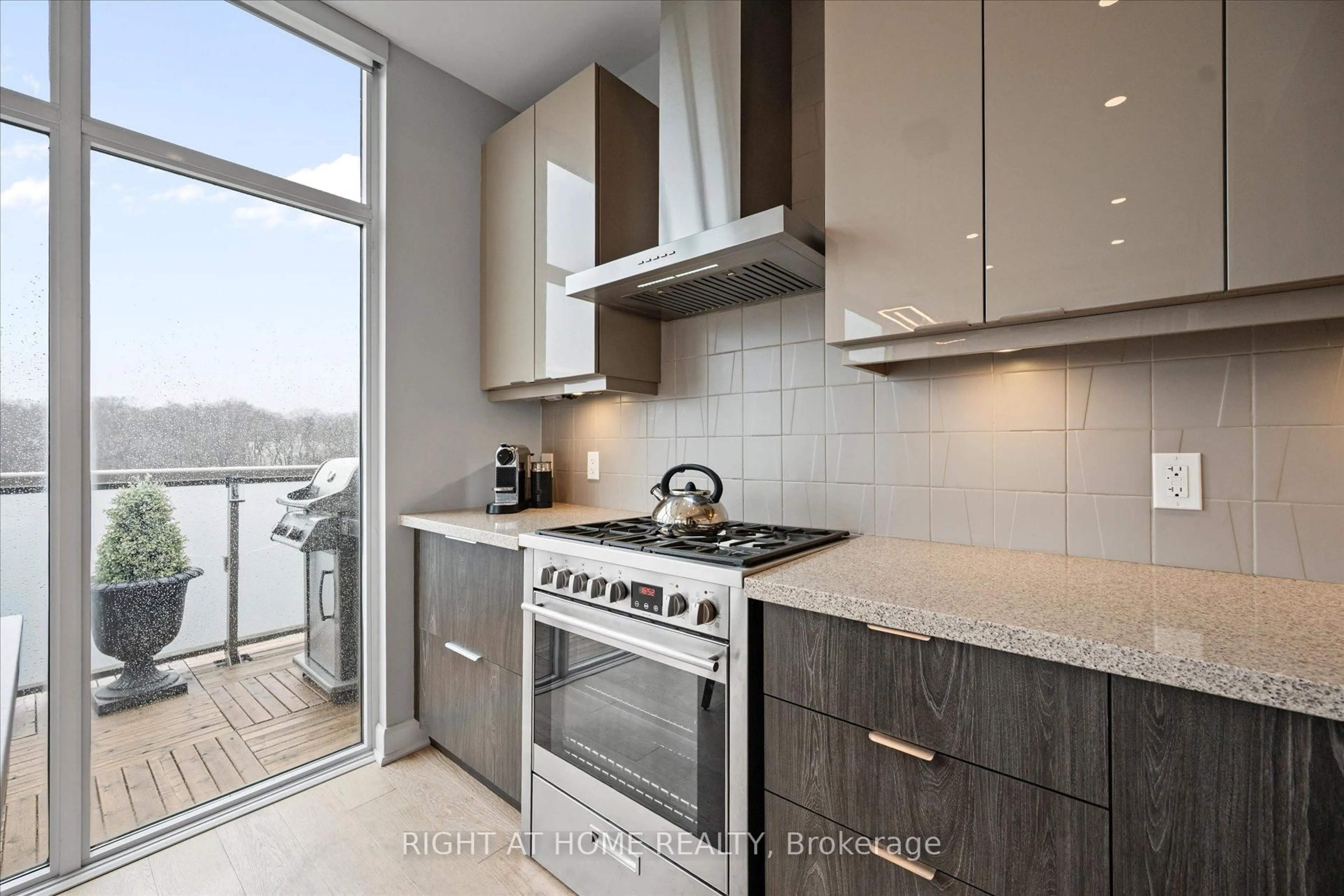 Standard kitchen, unknown for 580 Kingston Rd #601, Toronto Ontario M4P 1P9