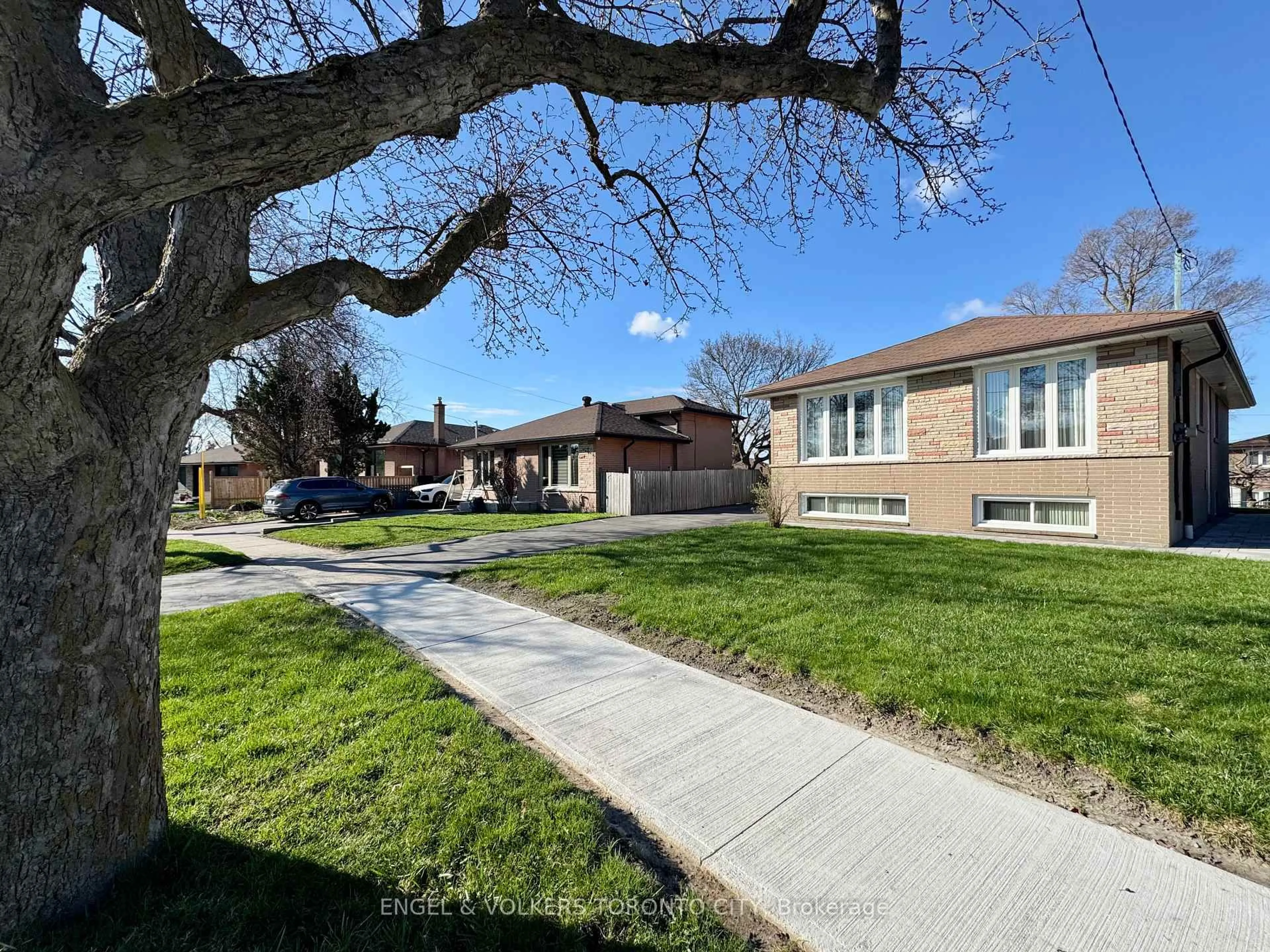 A pic from outside/outdoor area/front of a property/back of a property/a pic from drone, street for 18 Willsteven Dr, Toronto Ontario M1G 1C4