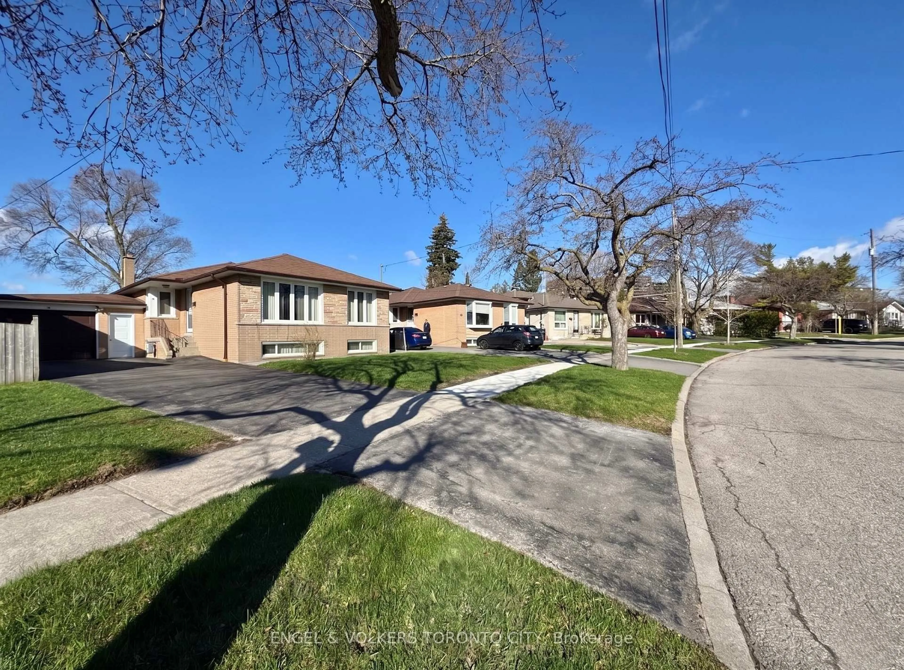 A pic from outside/outdoor area/front of a property/back of a property/a pic from drone, street for 18 Willsteven Dr, Toronto Ontario M1G 1C4