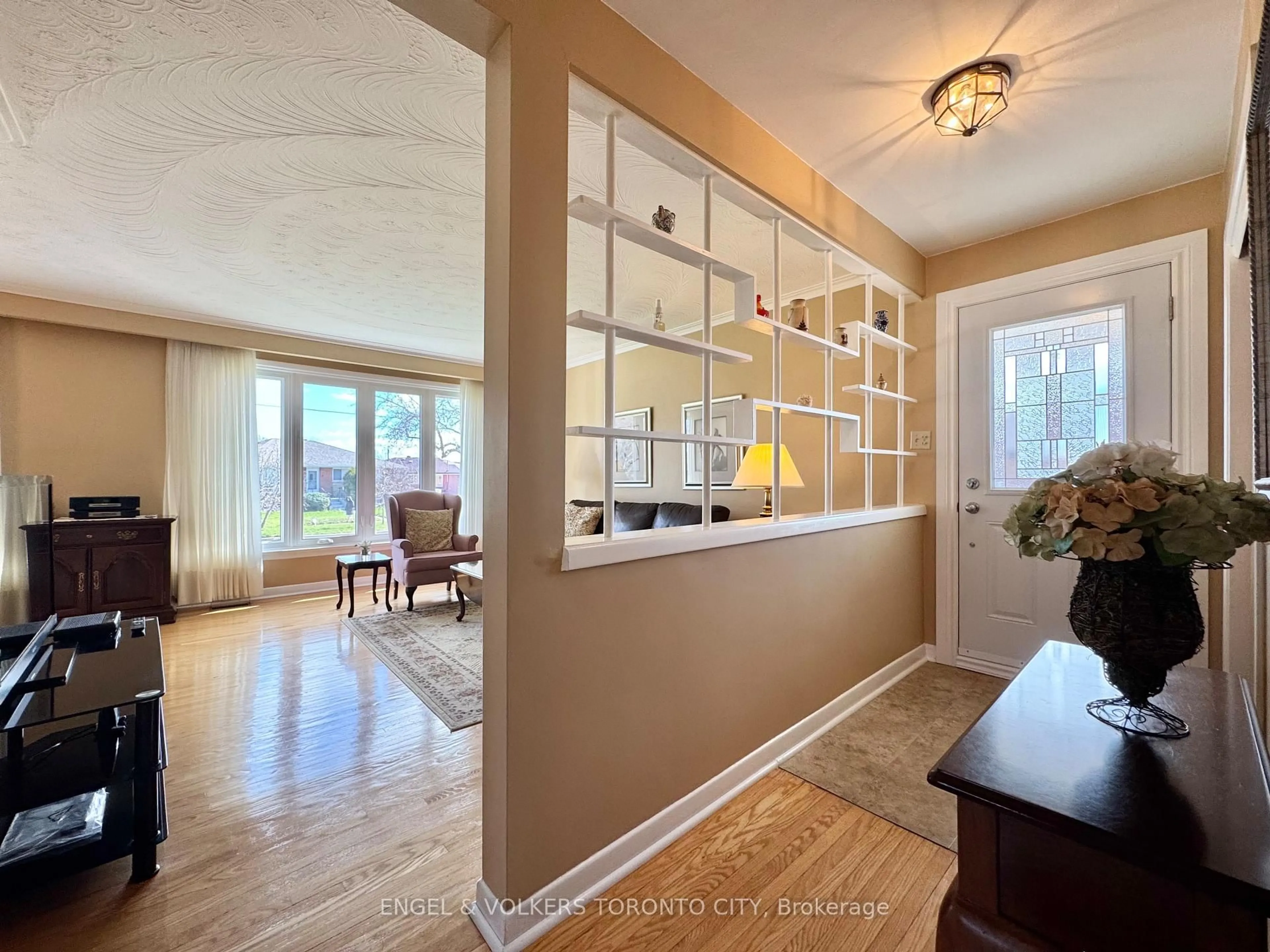 Indoor entryway for 18 Willsteven Dr, Toronto Ontario M1G 1C4