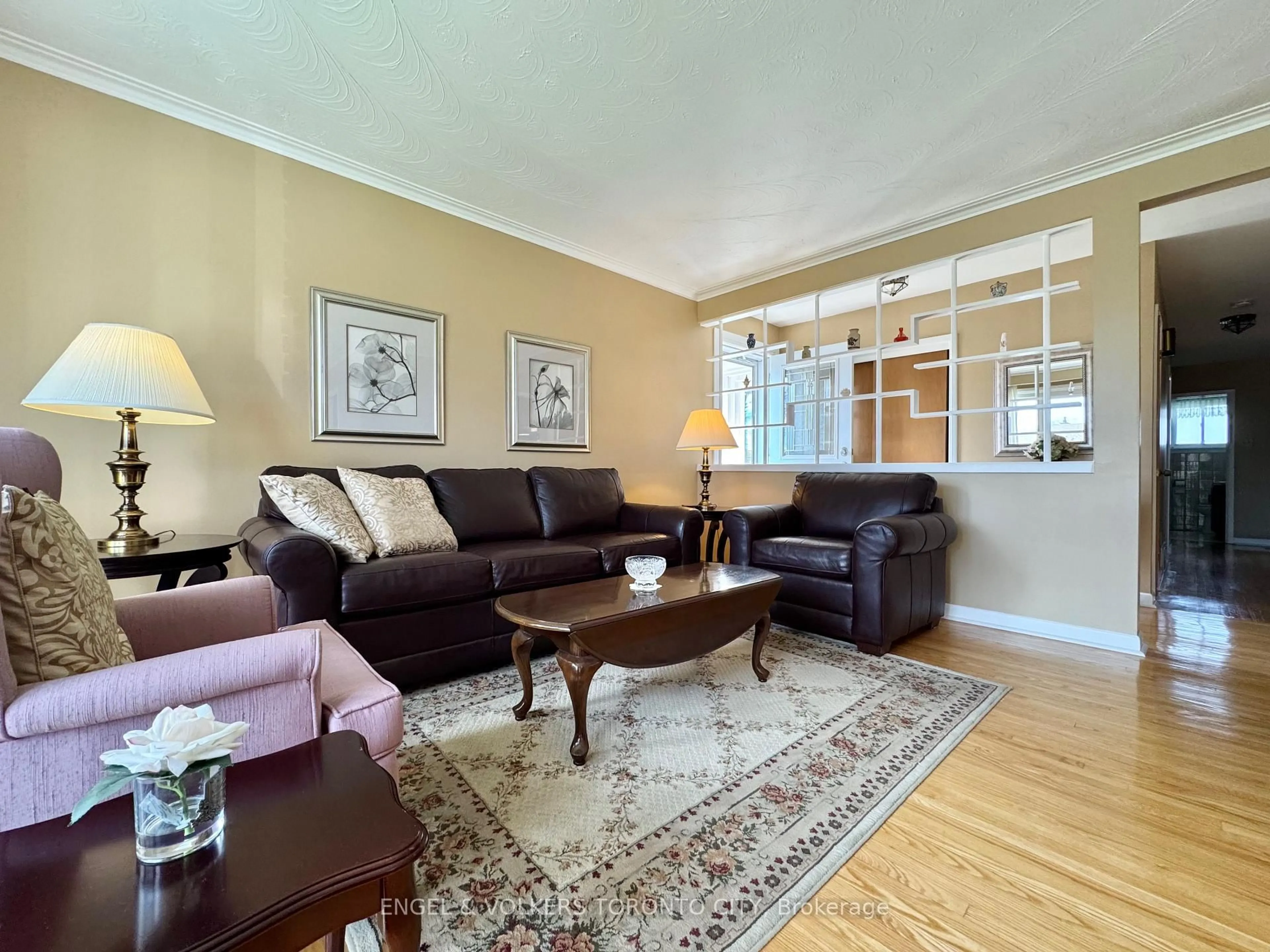 Living room with furniture, unknown for 18 Willsteven Dr, Toronto Ontario M1G 1C4