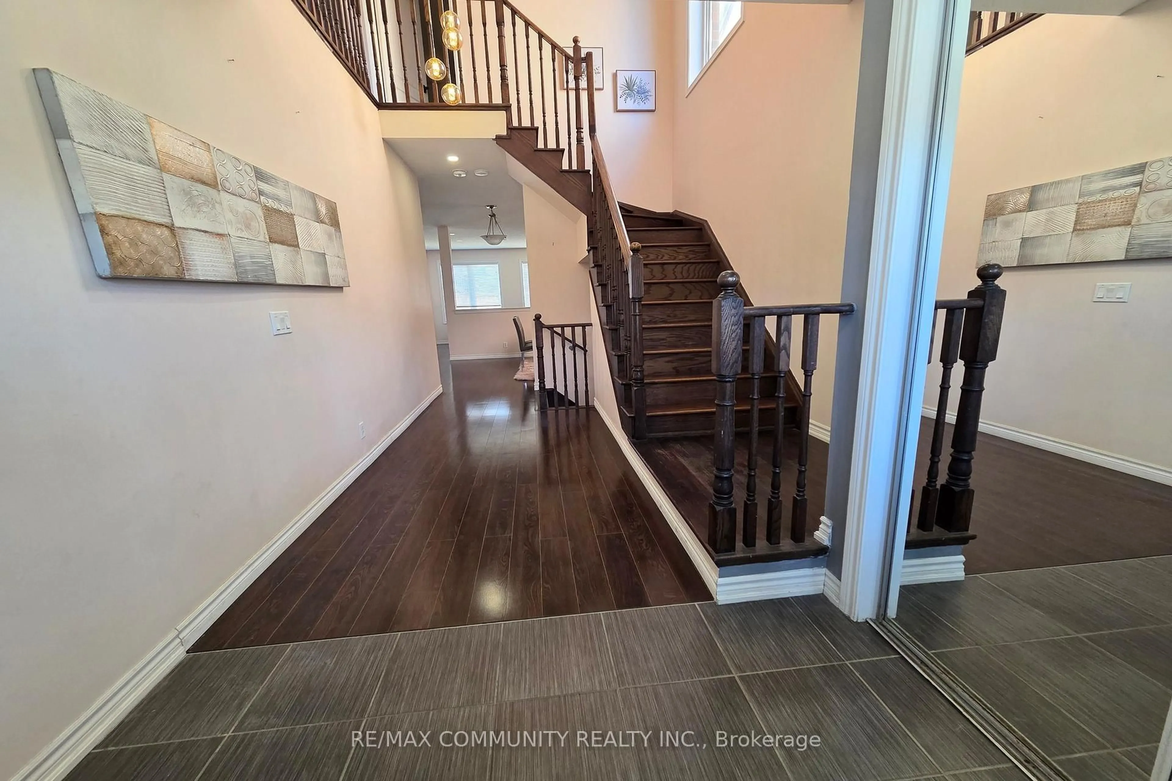 Indoor entryway for 293 Pimlico Dr, Oshawa Ontario L1H 7K4