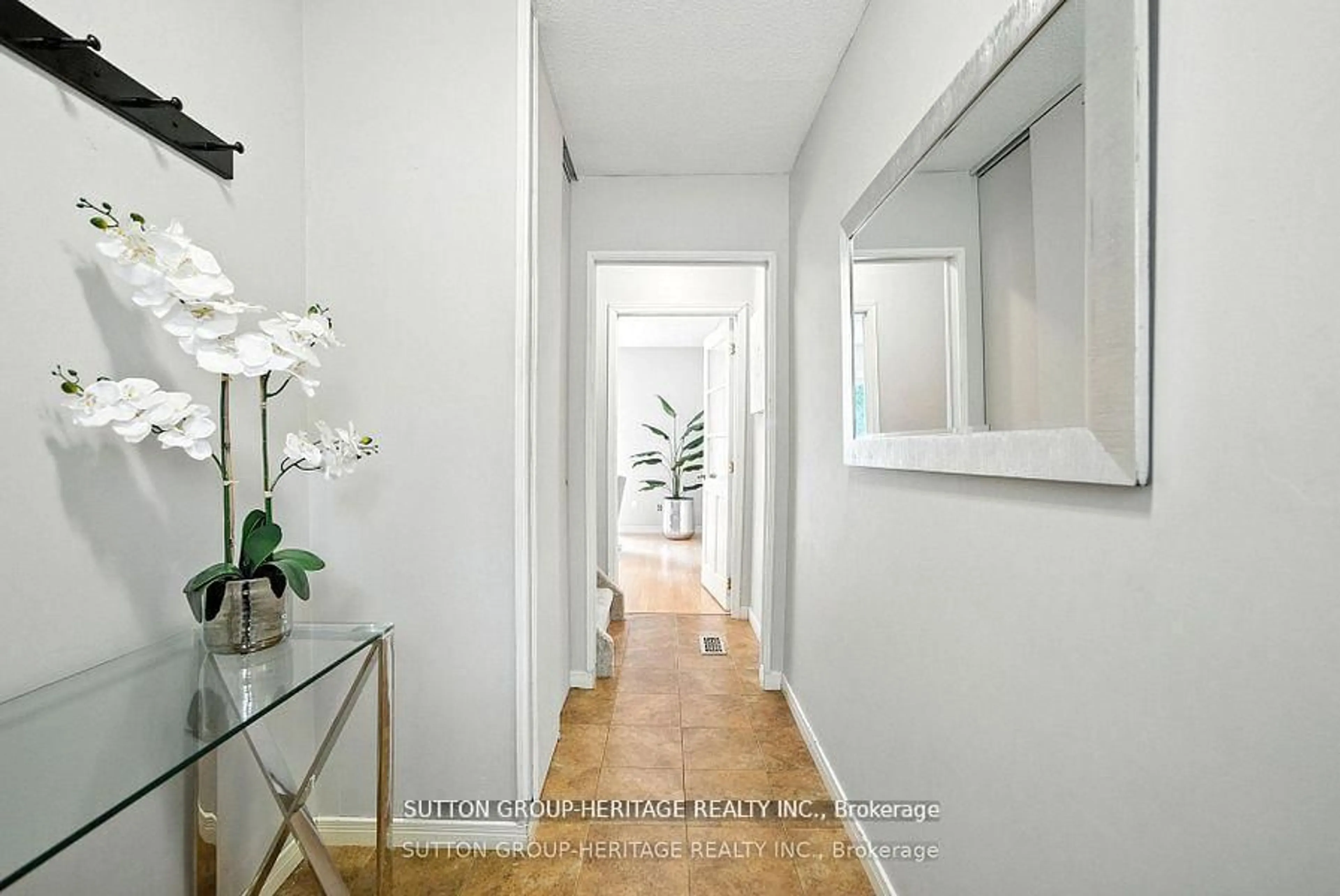 Indoor entryway for 601 Galahad Dr #29, Oshawa Ontario L1K 1L9