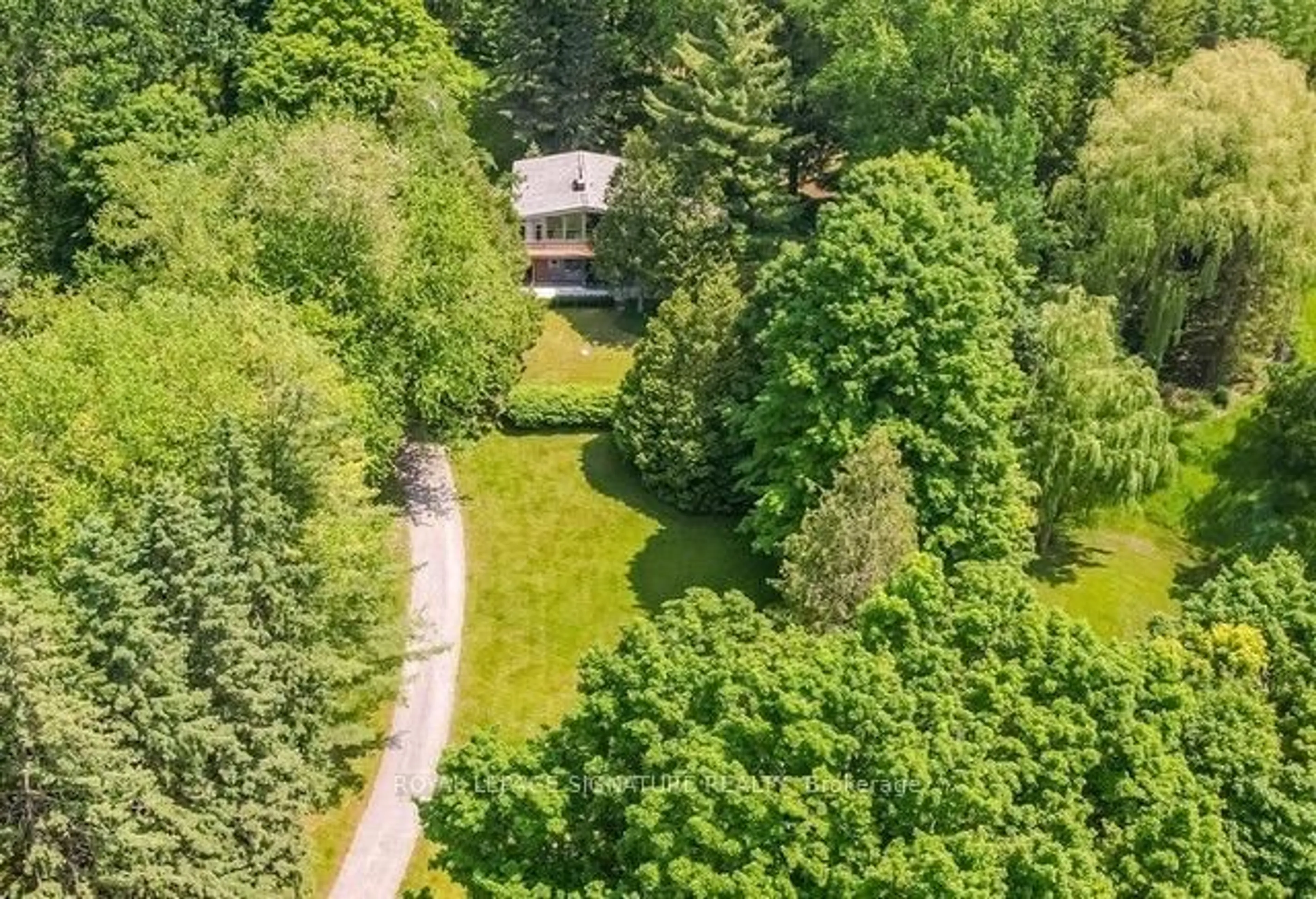 A pic from outside/outdoor area/front of a property/back of a property/a pic from drone, forest/trees view for 3225 Greenwood Rd, Pickering Ontario L1X 0J3