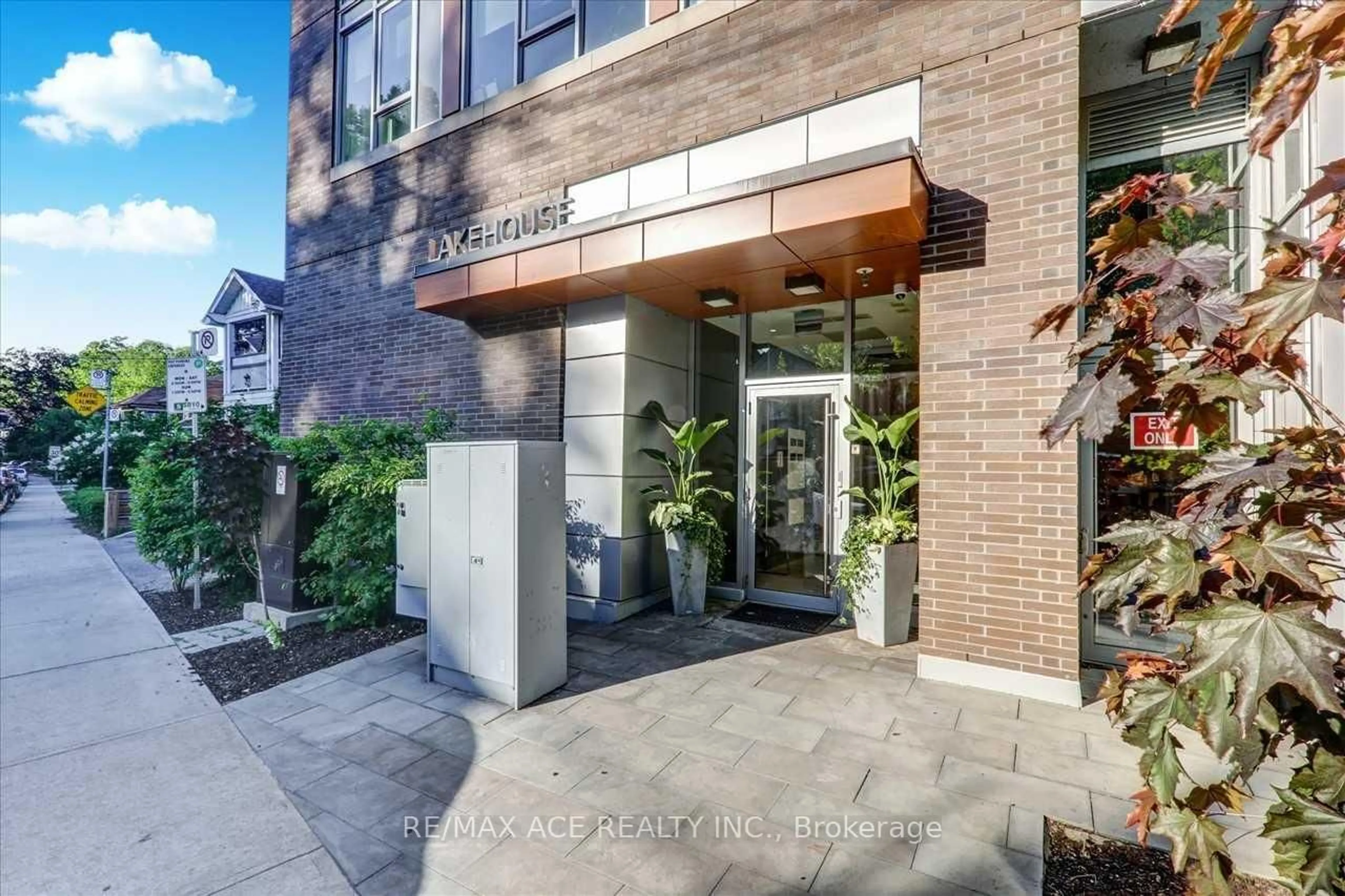 Indoor entryway for 1960 Queen St #206, Toronto Ontario M4L 1H8