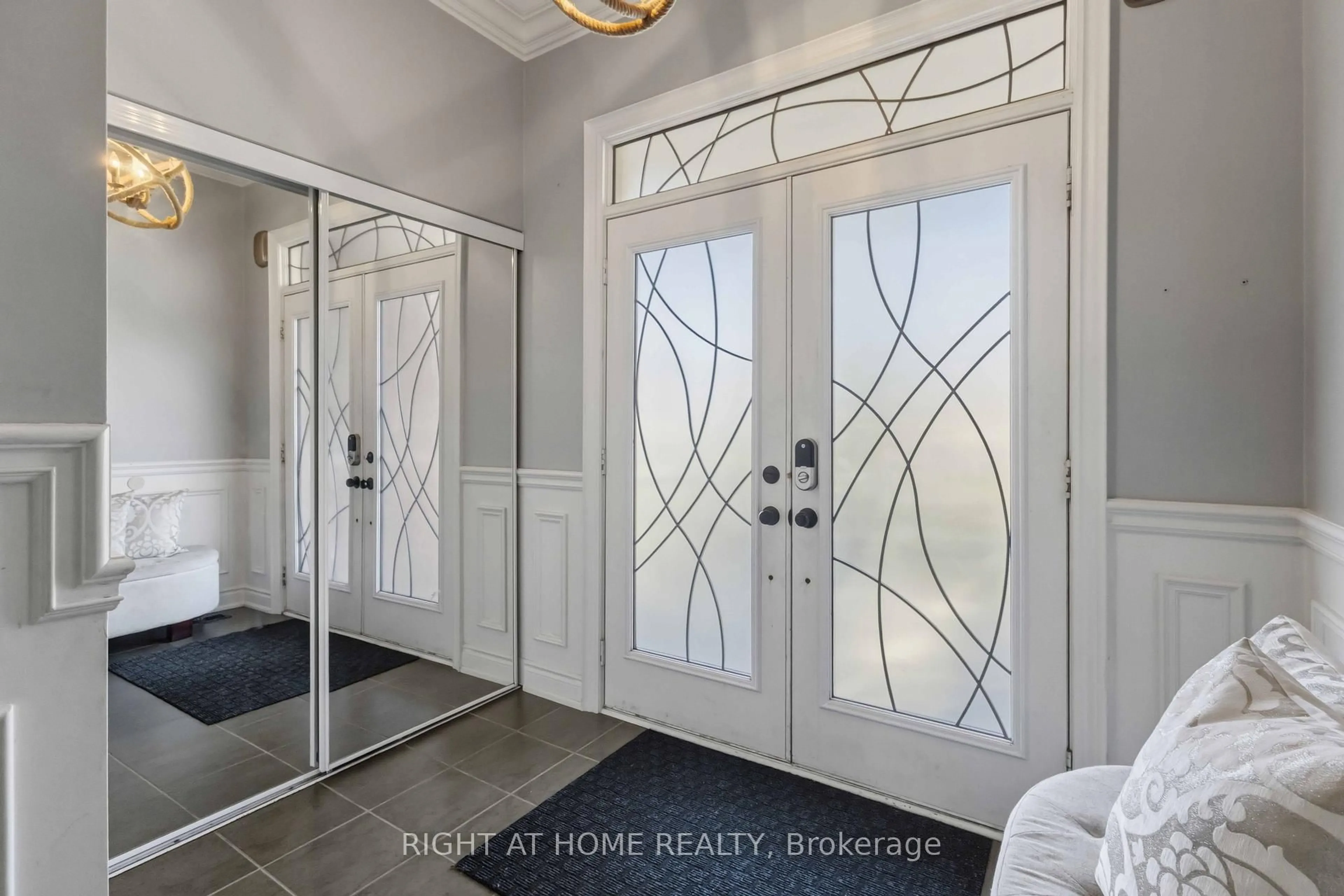 Indoor entryway for 1649 Quail Run Dr, Oshawa Ontario L1K 0L9