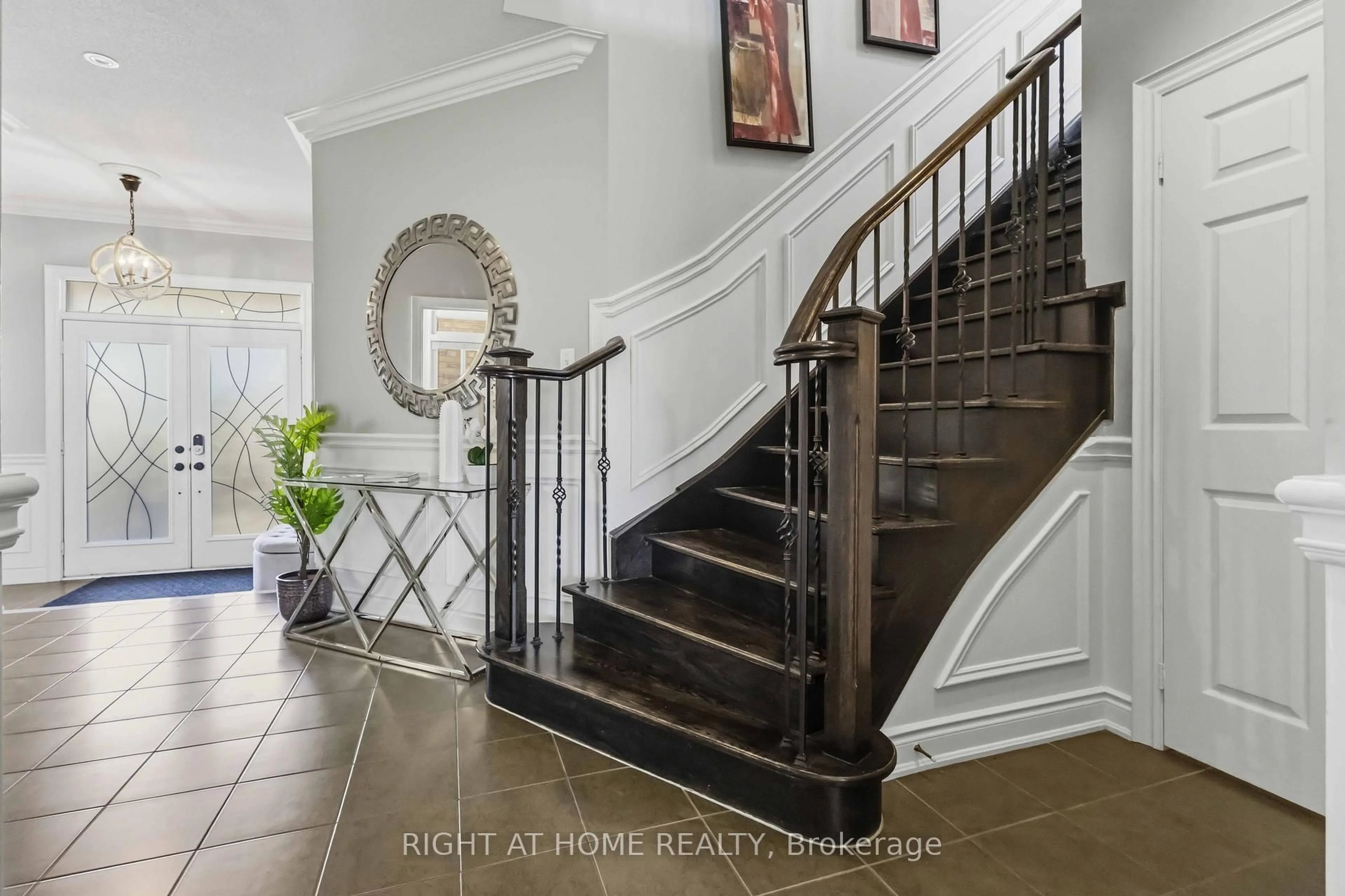 Indoor entryway for 1649 Quail Run Dr, Oshawa Ontario L1K 0L9