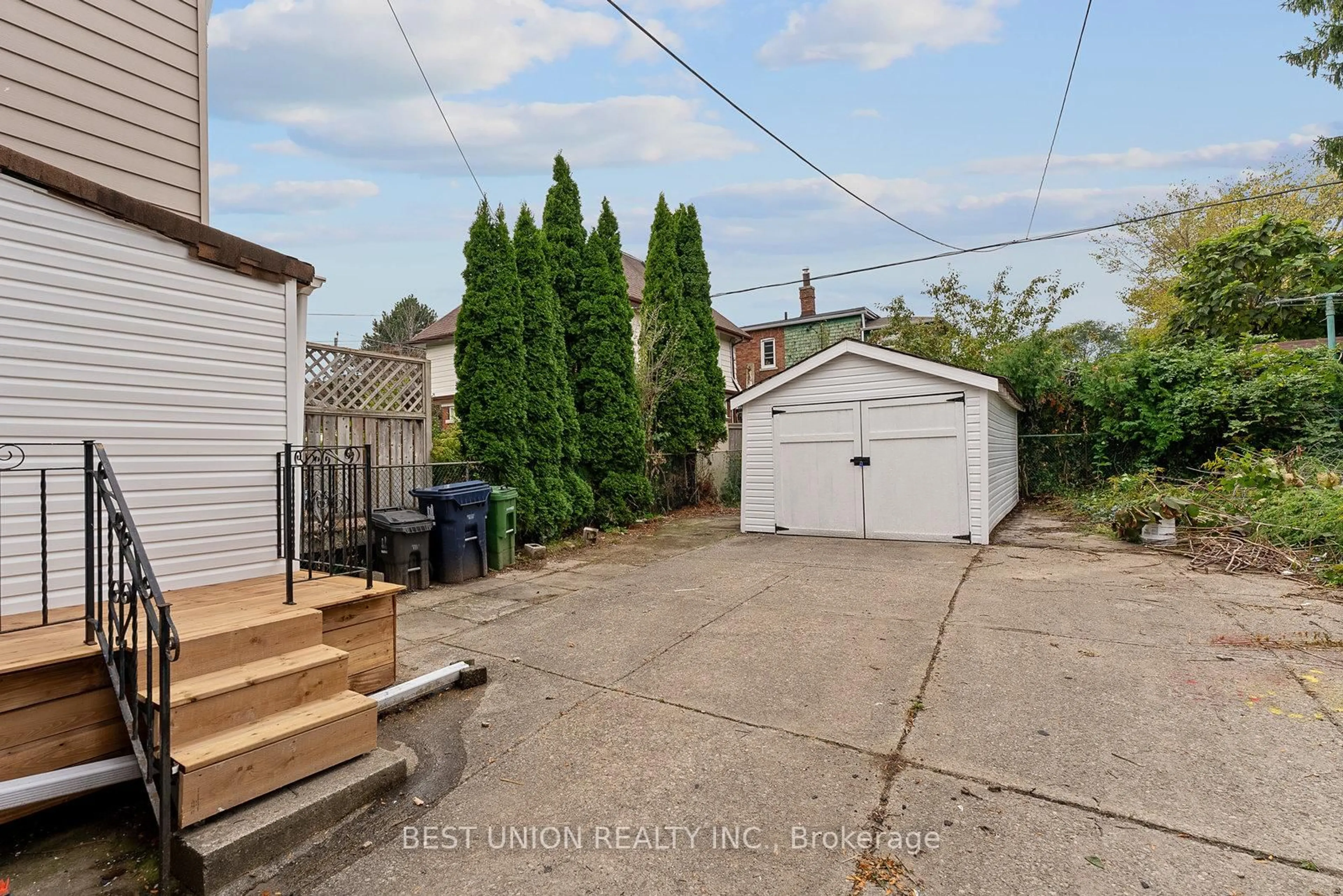 A pic from outside/outdoor area/front of a property/back of a property/a pic from drone, street for 898 Greenwood Ave, Toronto Ontario M4J 4B8