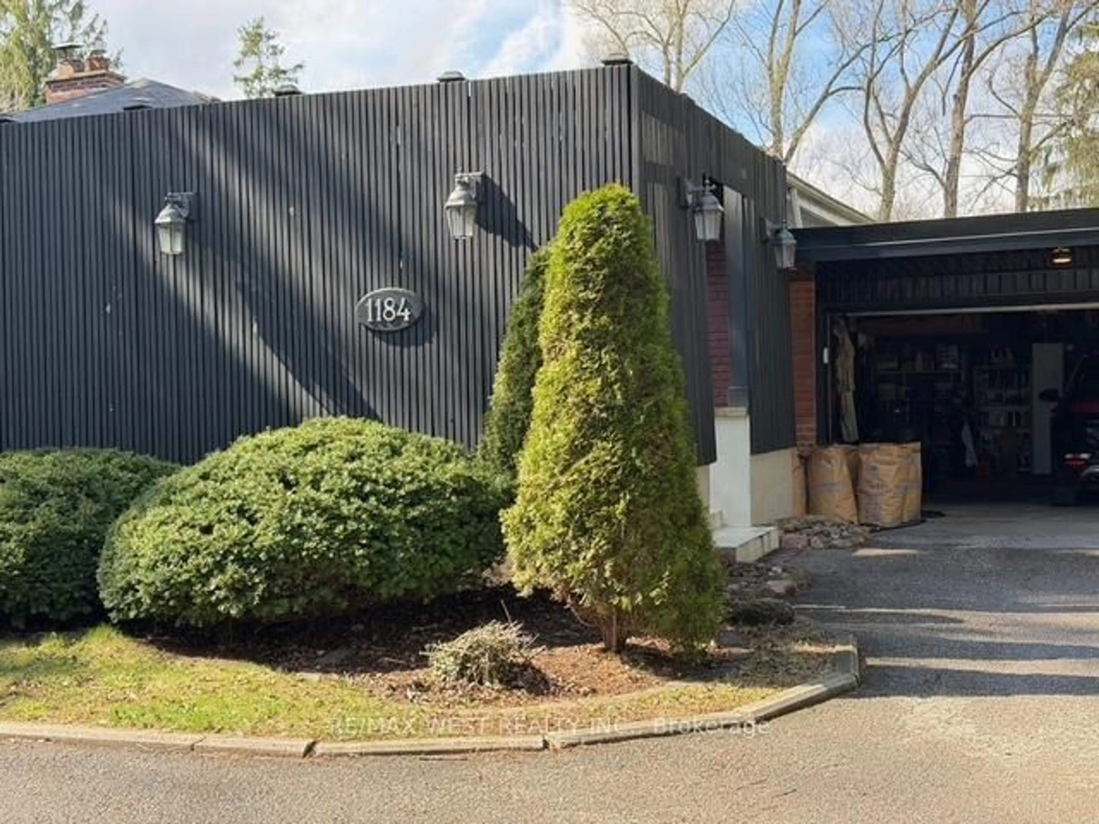 Indoor foyer for 1184 Kingston Rd Rd, Pickering Ontario L1V 1B4