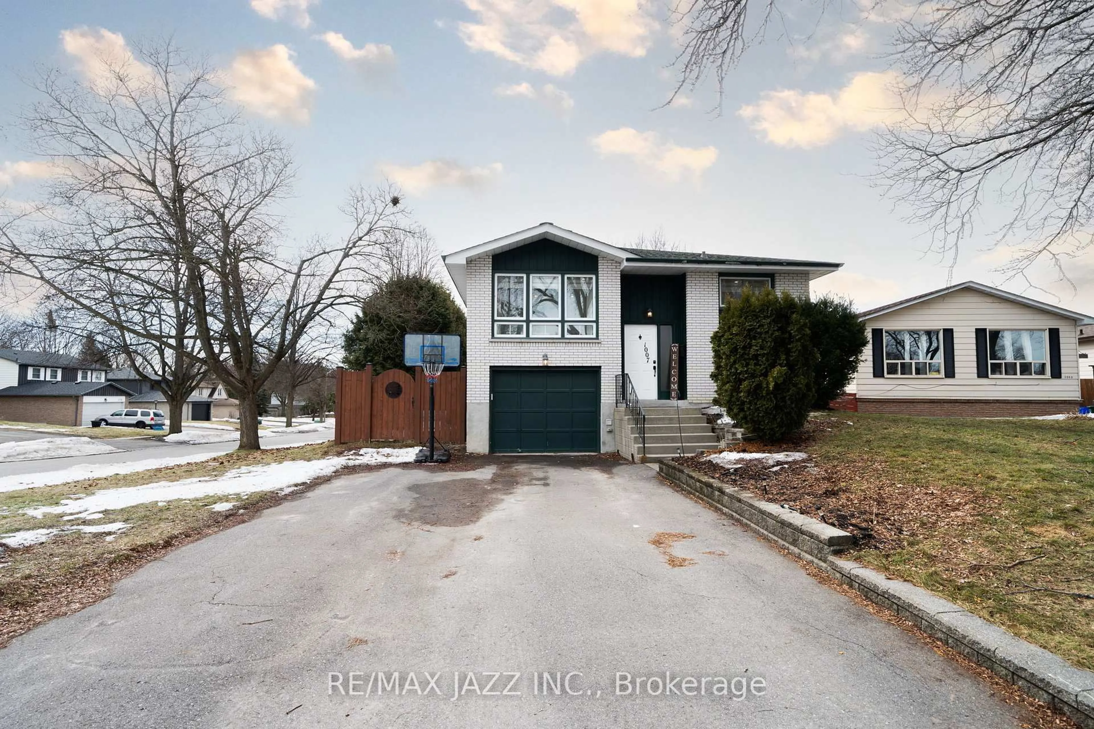 Home with vinyl exterior material, street for 1007 Cardinal Crt, Oshawa Ontario L1G 6Y3