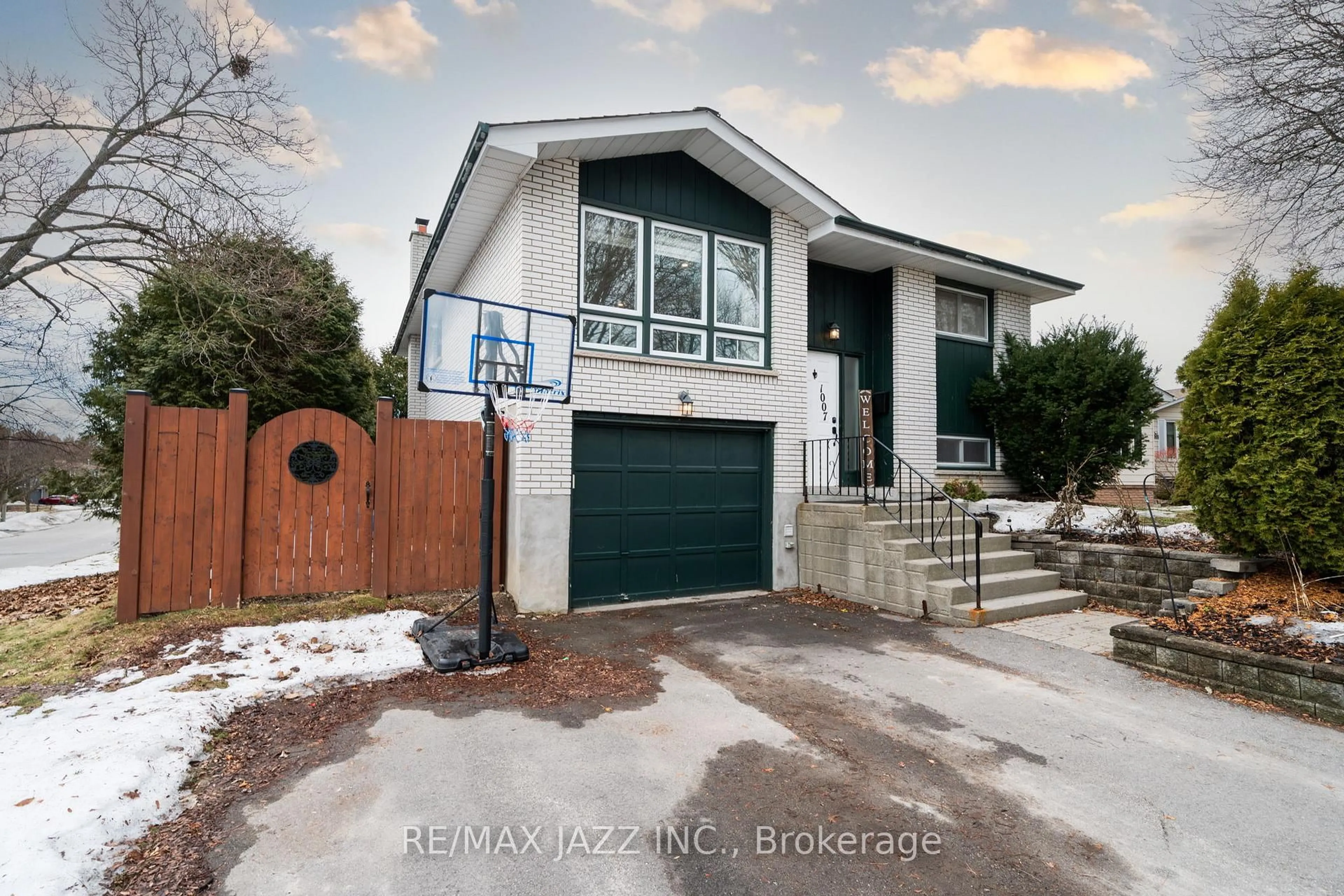 Home with brick exterior material, street for 1007 Cardinal Crt, Oshawa Ontario L1G 6Y3