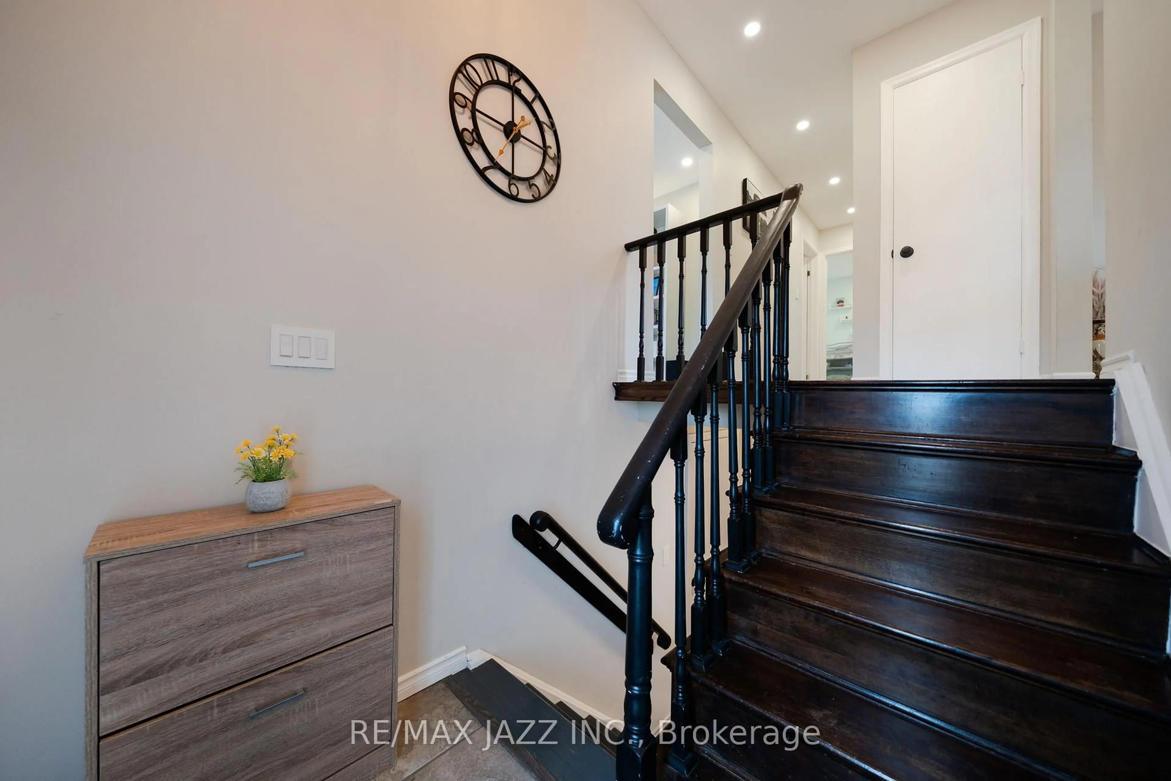 Indoor entryway for 1007 Cardinal Crt, Oshawa Ontario L1G 6Y3