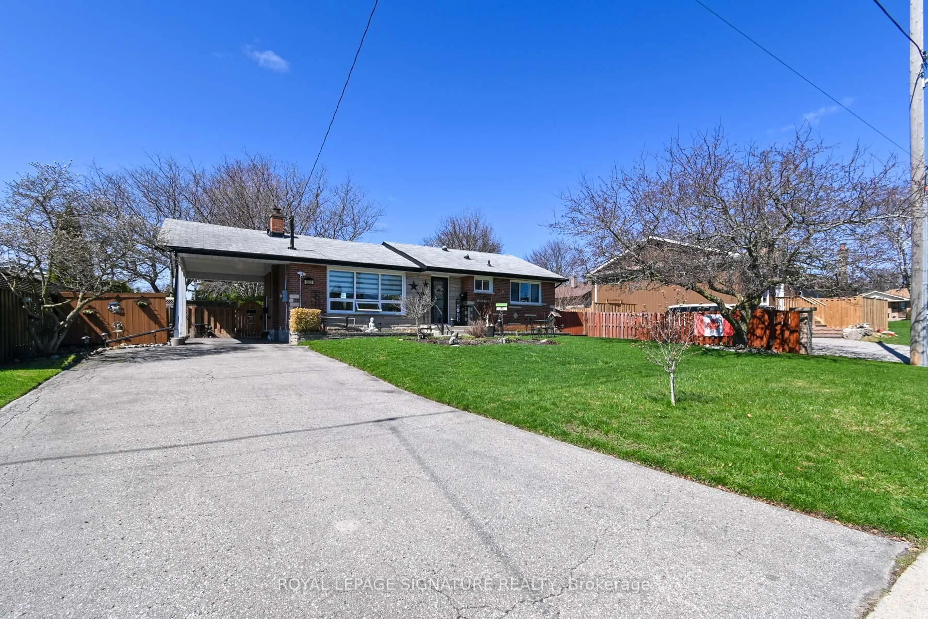 A pic from outside/outdoor area/front of a property/back of a property/a pic from drone, street for 522 Rosmere St, Oshawa Ontario L1J 5H6