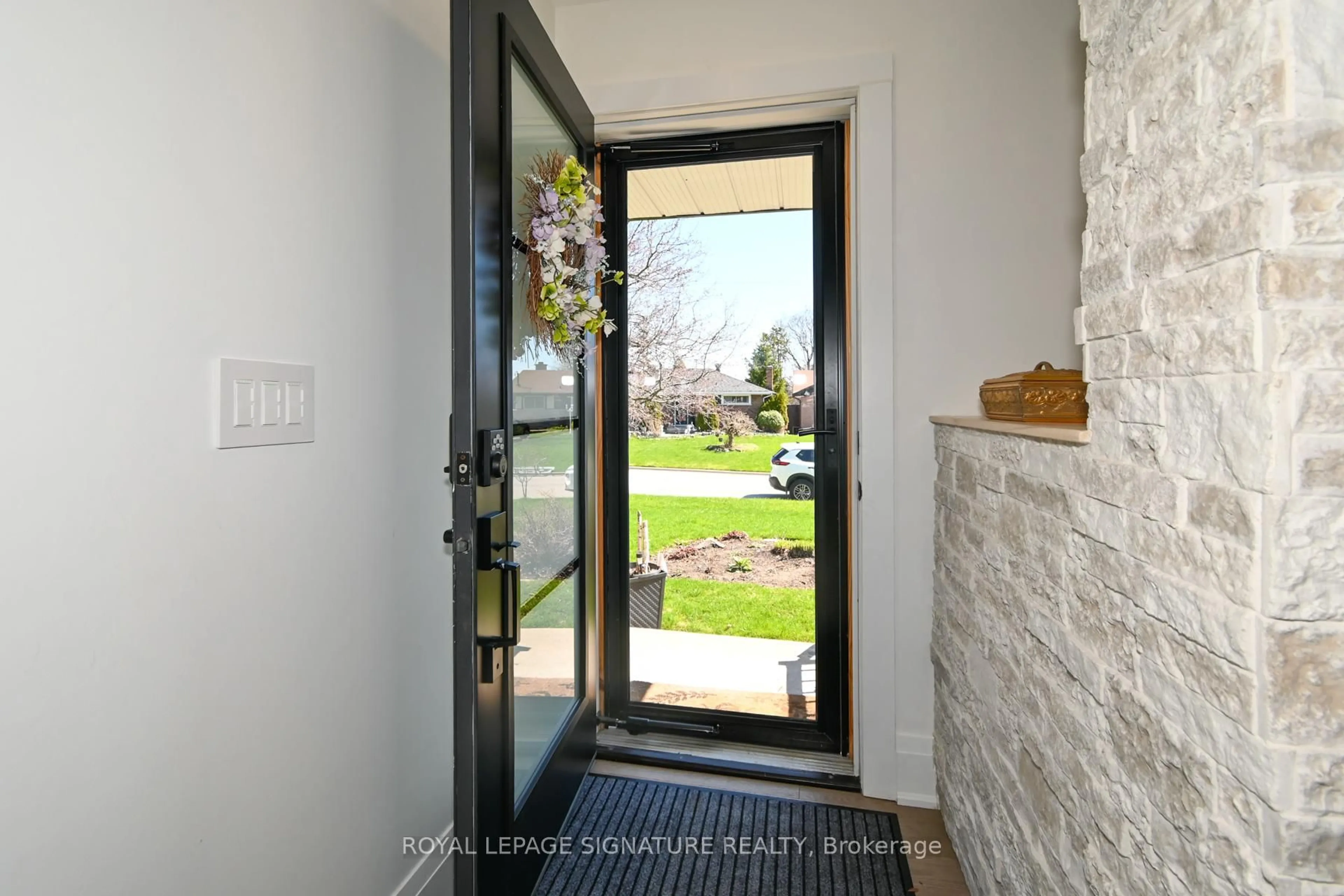 Indoor entryway for 522 Rosmere St, Oshawa Ontario L1J 5H6