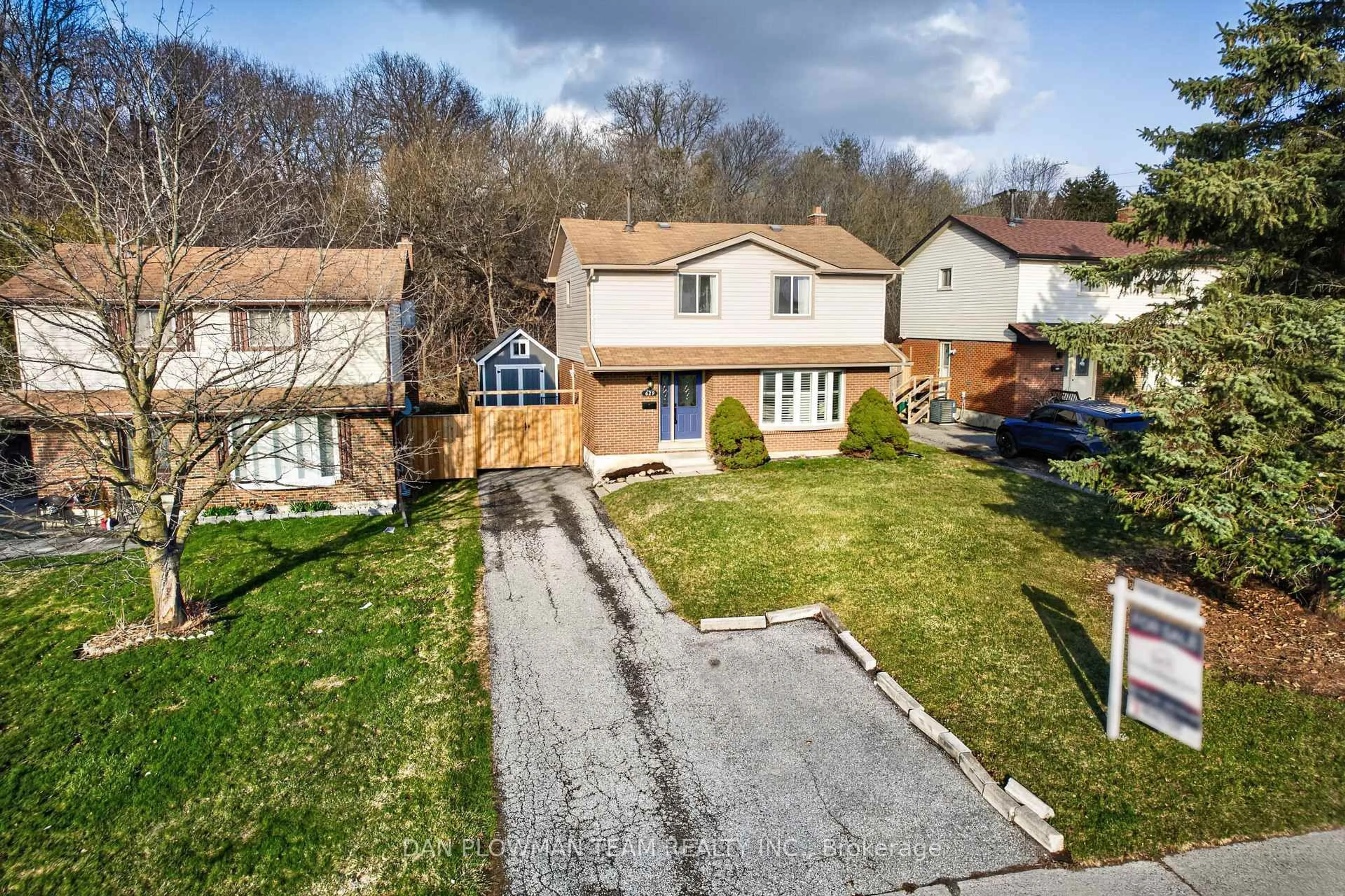 A pic from outside/outdoor area/front of a property/back of a property/a pic from drone, street for 629 Grandview St, Oshawa Ontario L1H 7T5