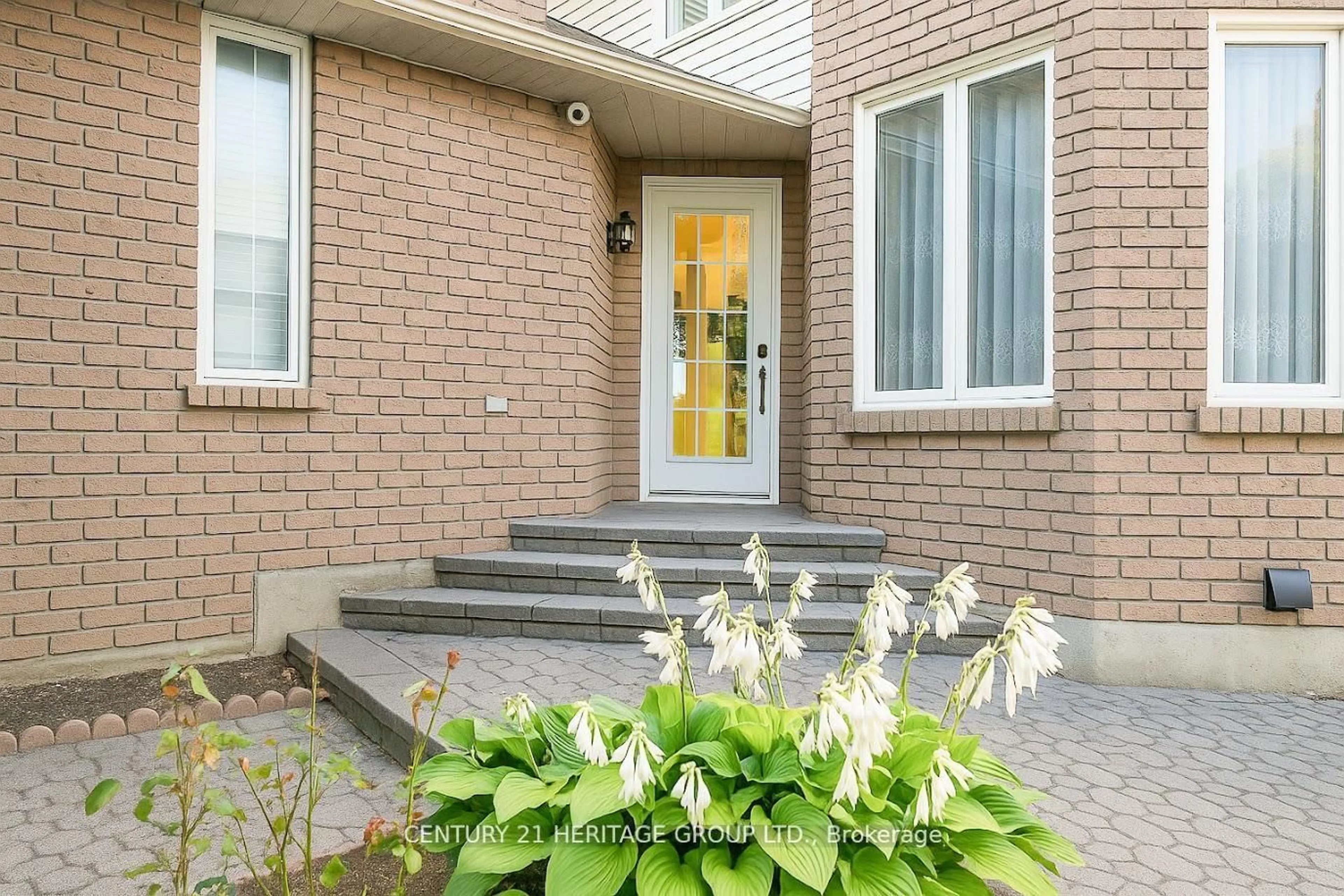 Indoor entryway for 824 Thornton Rd, Oshawa Ontario L1J 7N2