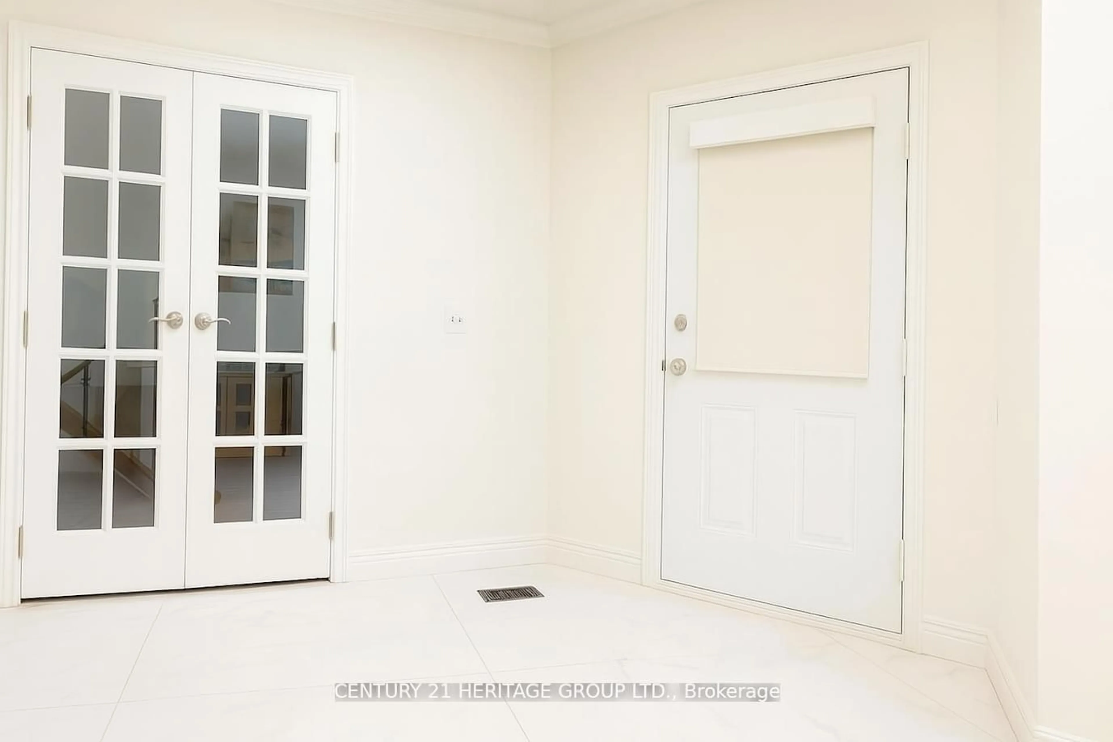 Indoor entryway for 824 Thornton Rd, Oshawa Ontario L1J 7N2