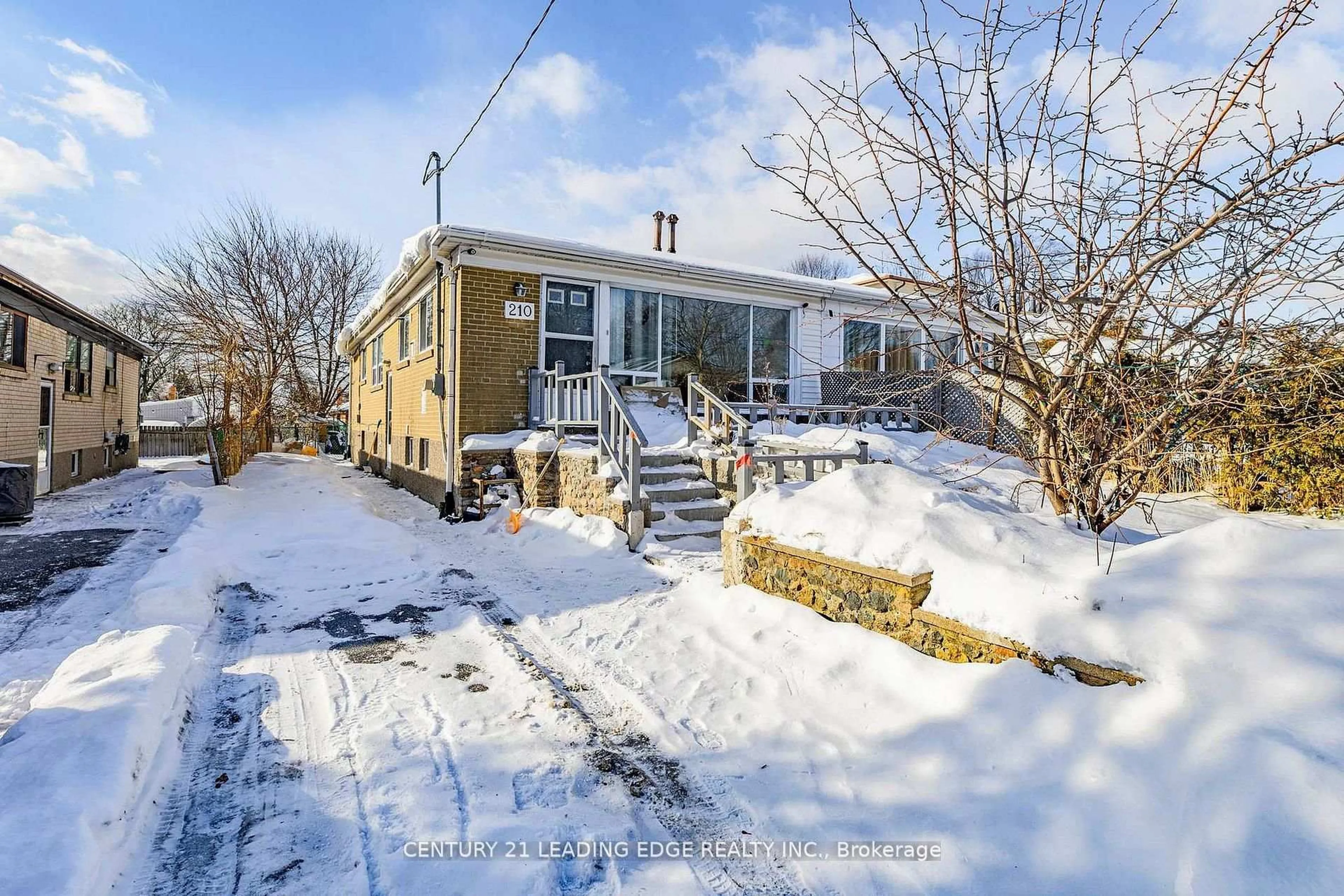 A pic from outside/outdoor area/front of a property/back of a property/a pic from drone, street for 210 Linden Ave, Toronto Ontario M1K 3H8