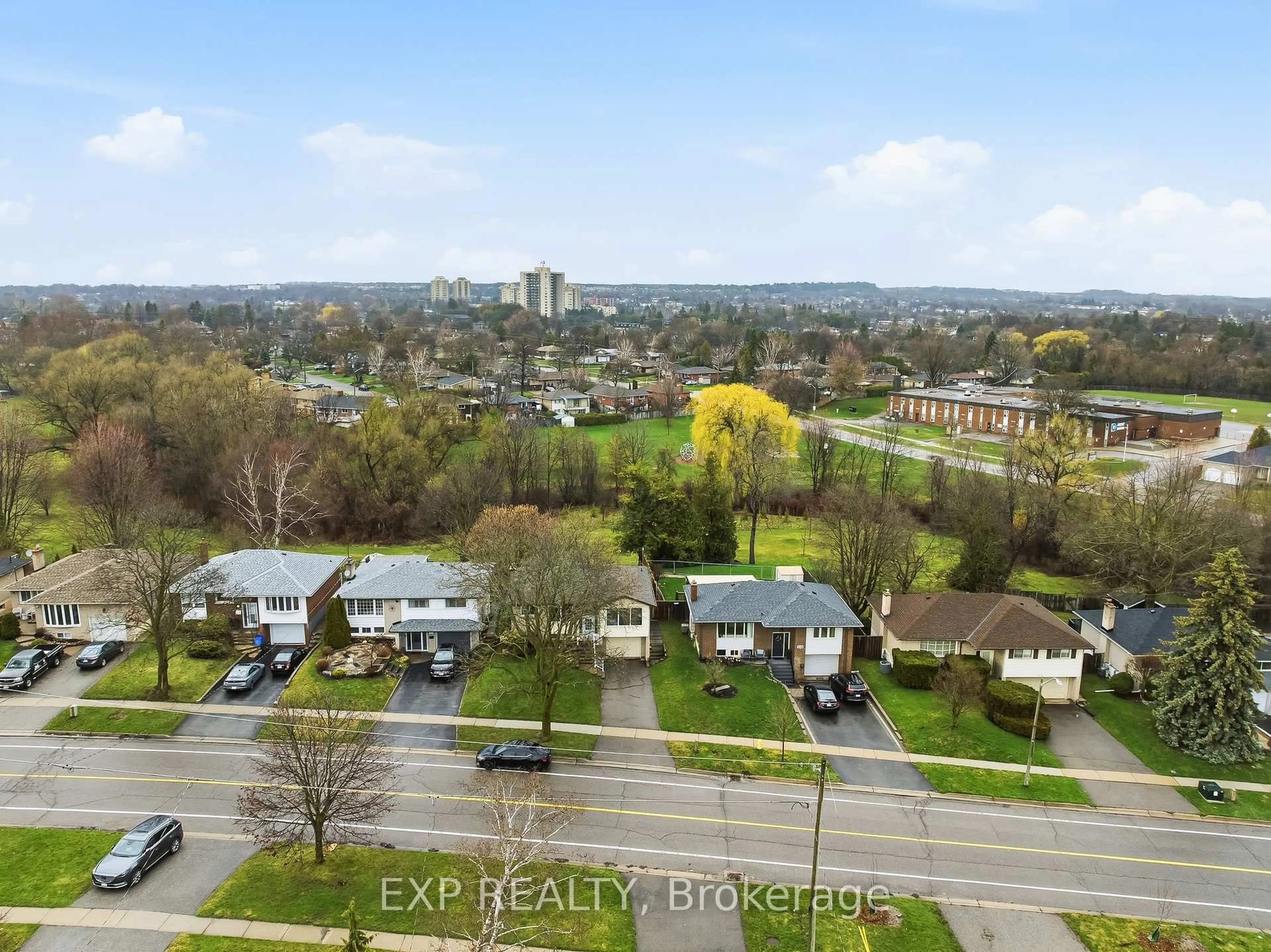 A pic from outside/outdoor area/front of a property/back of a property/a pic from drone, city buildings view from balcony for 370 Hillcroft St, Oshawa Ontario L1G 2M2