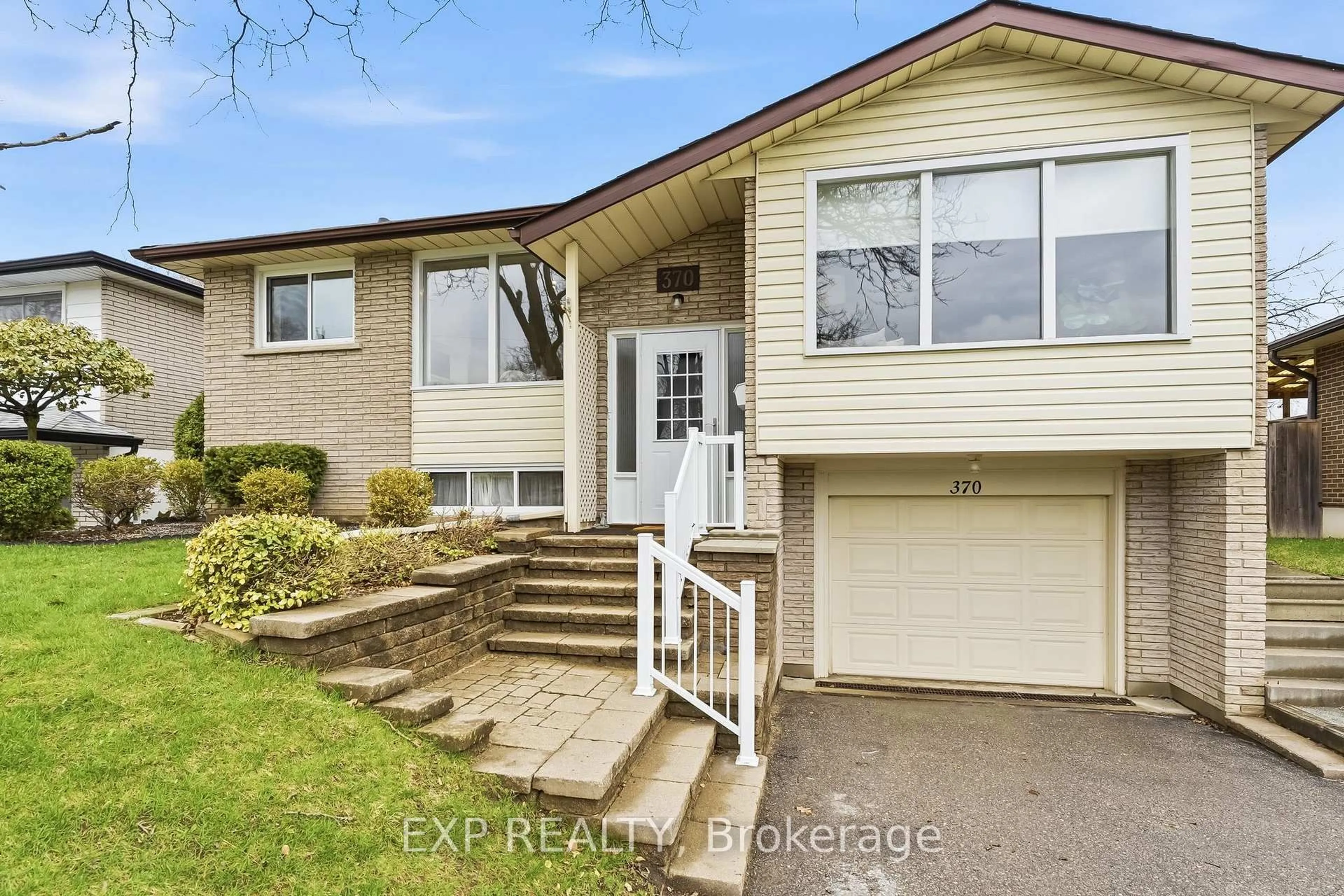 Home with vinyl exterior material, street for 370 Hillcroft St, Oshawa Ontario L1G 2M2