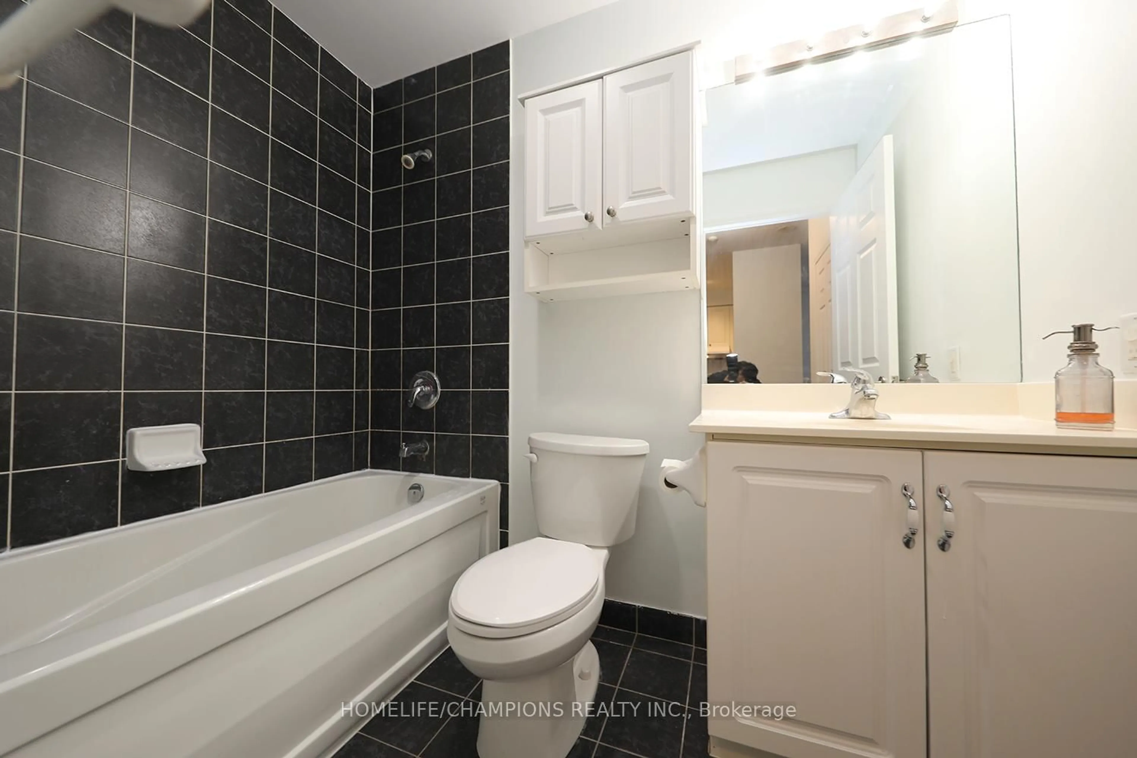 Standard bathroom, ceramic/tile floor for 8 Mondeo Dr #PH15, Toronto Ontario M1P 5C7