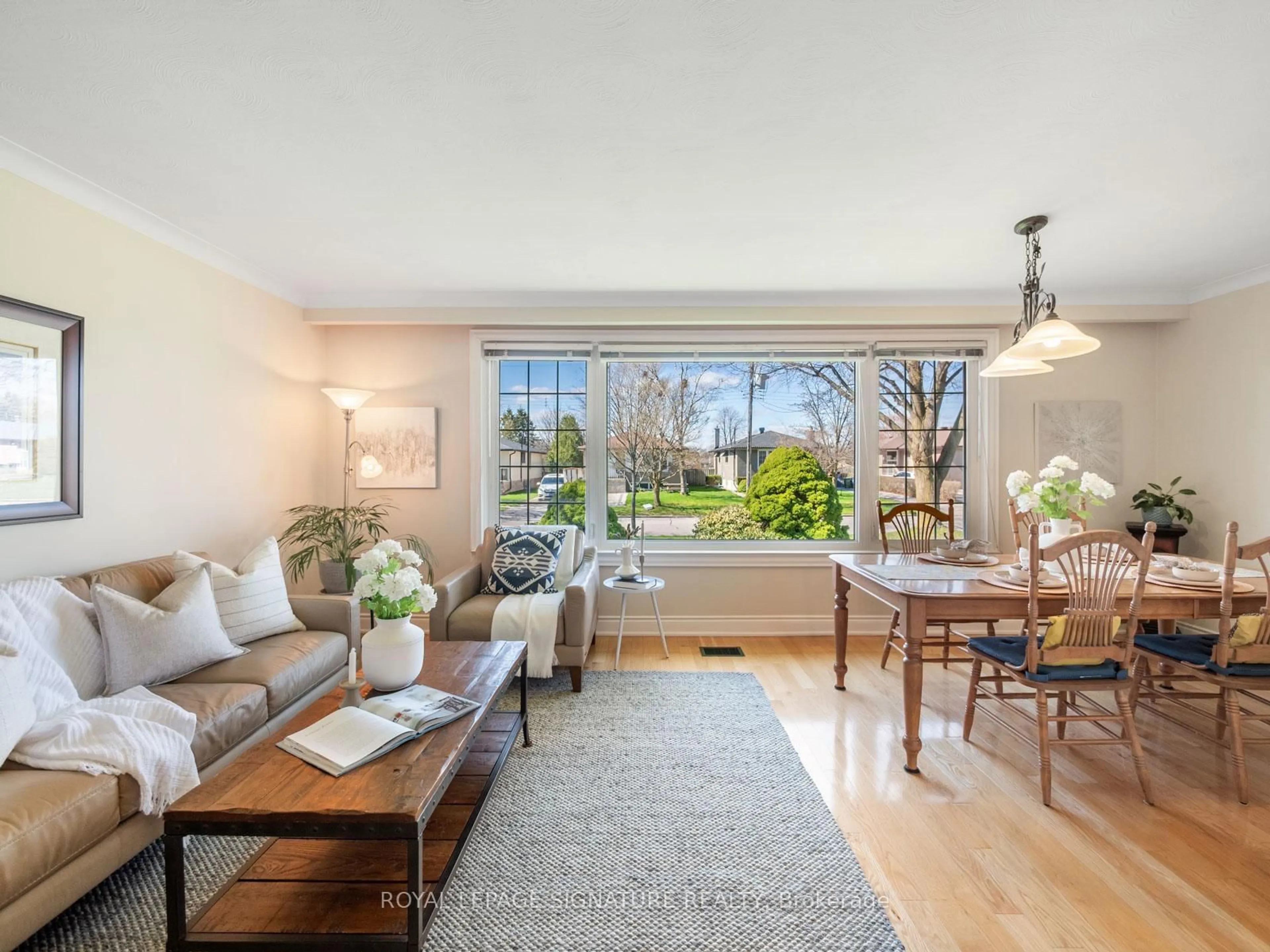 Living room with furniture, wood/laminate floor for 9 Wincrest Dr, Toronto Ontario M1P 4J3