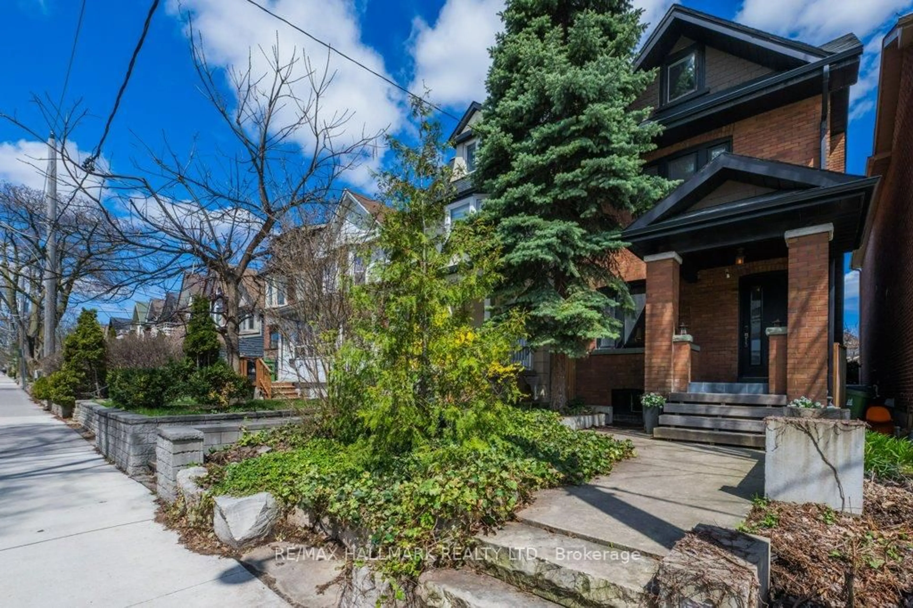 Patio, street for 813 Carlaw Ave, Toronto Ontario M4K 3L1