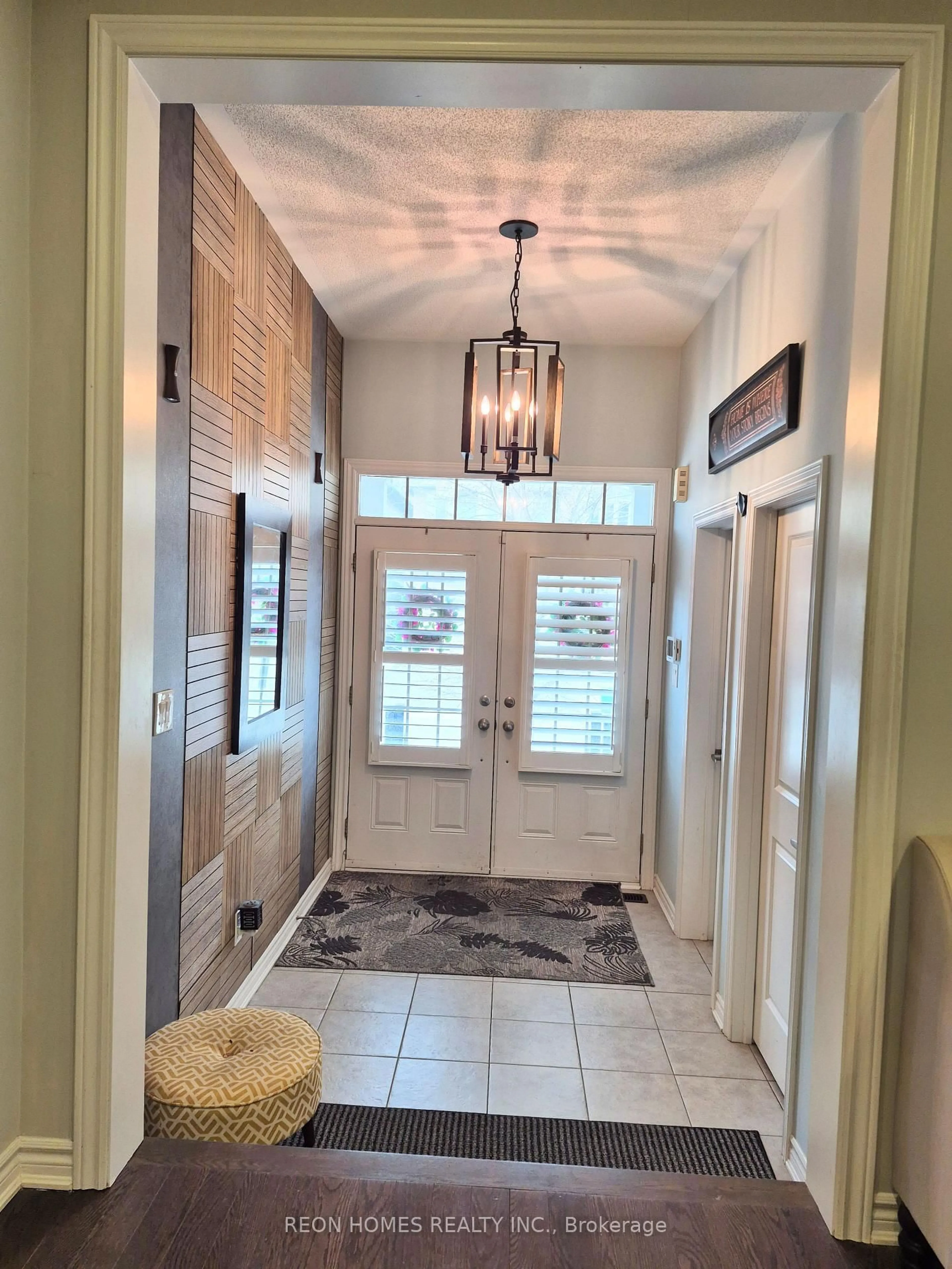 Indoor entryway for 2142 Saffron Dr, Pickering Ontario L1X 0E2
