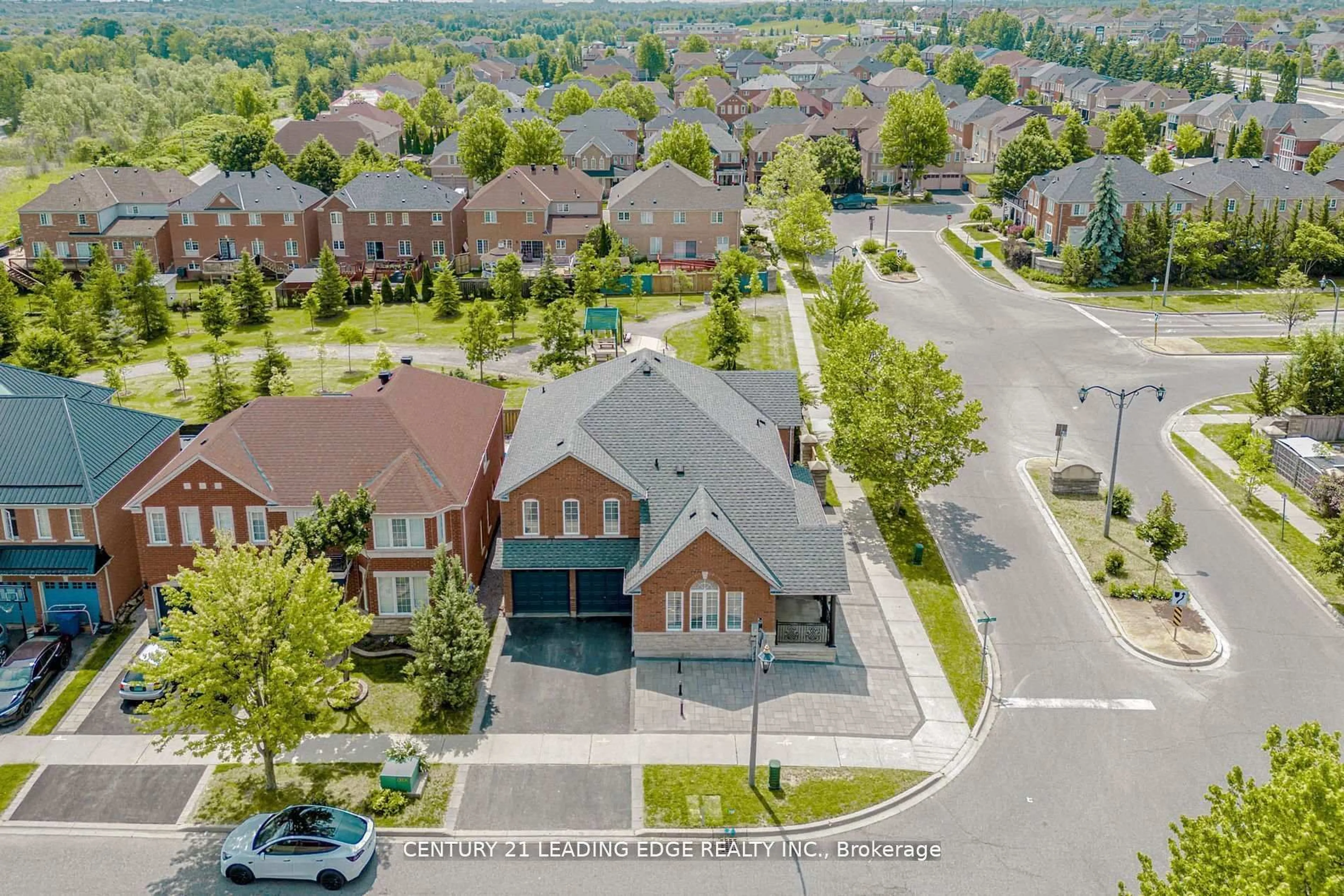 A pic from outside/outdoor area/front of a property/back of a property/a pic from drone, street for 15 Alden Sq, Ajax Ontario L1T 4Z2