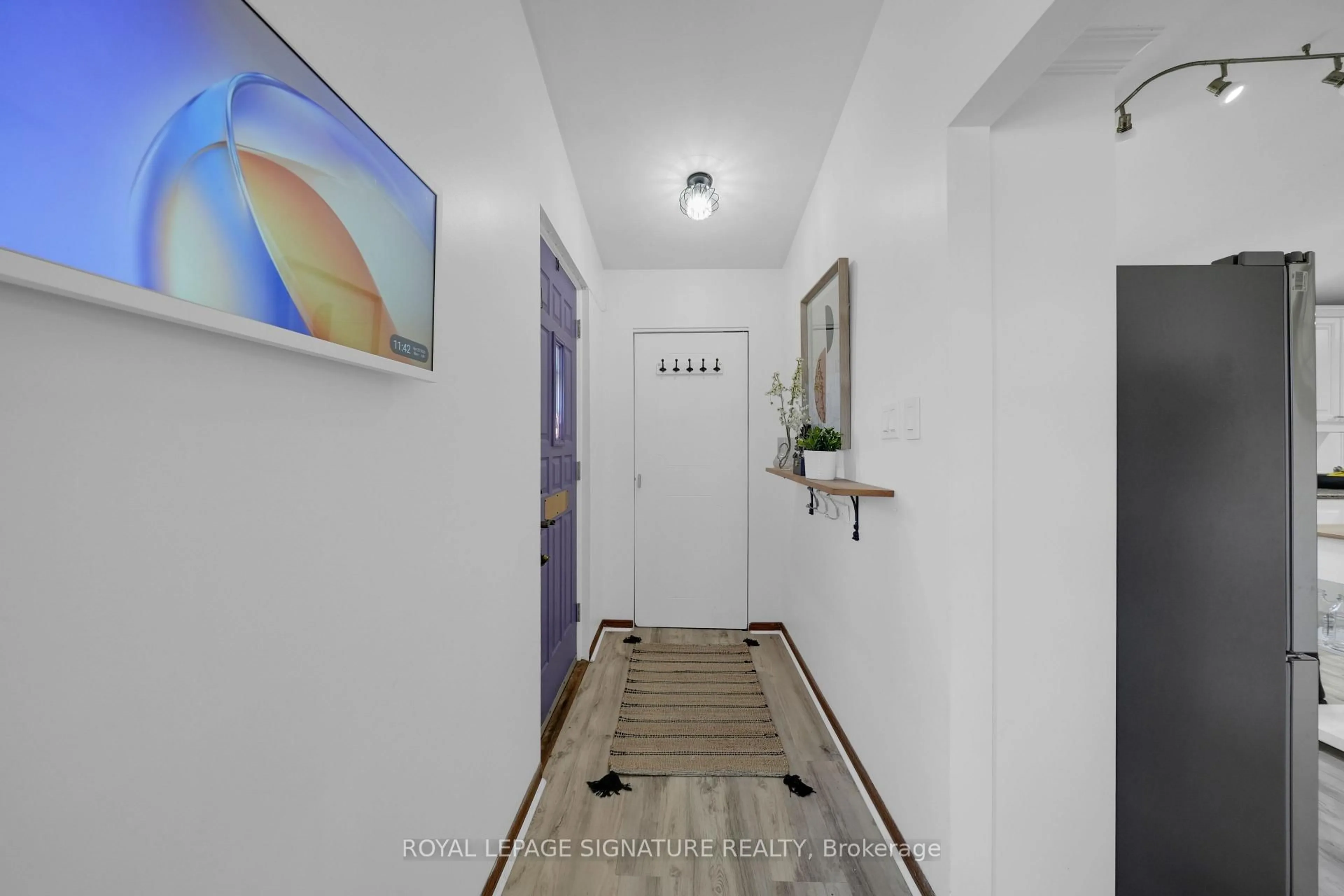 Indoor entryway for 821 Krosno Blvd, Pickering Ontario L1W 1G7