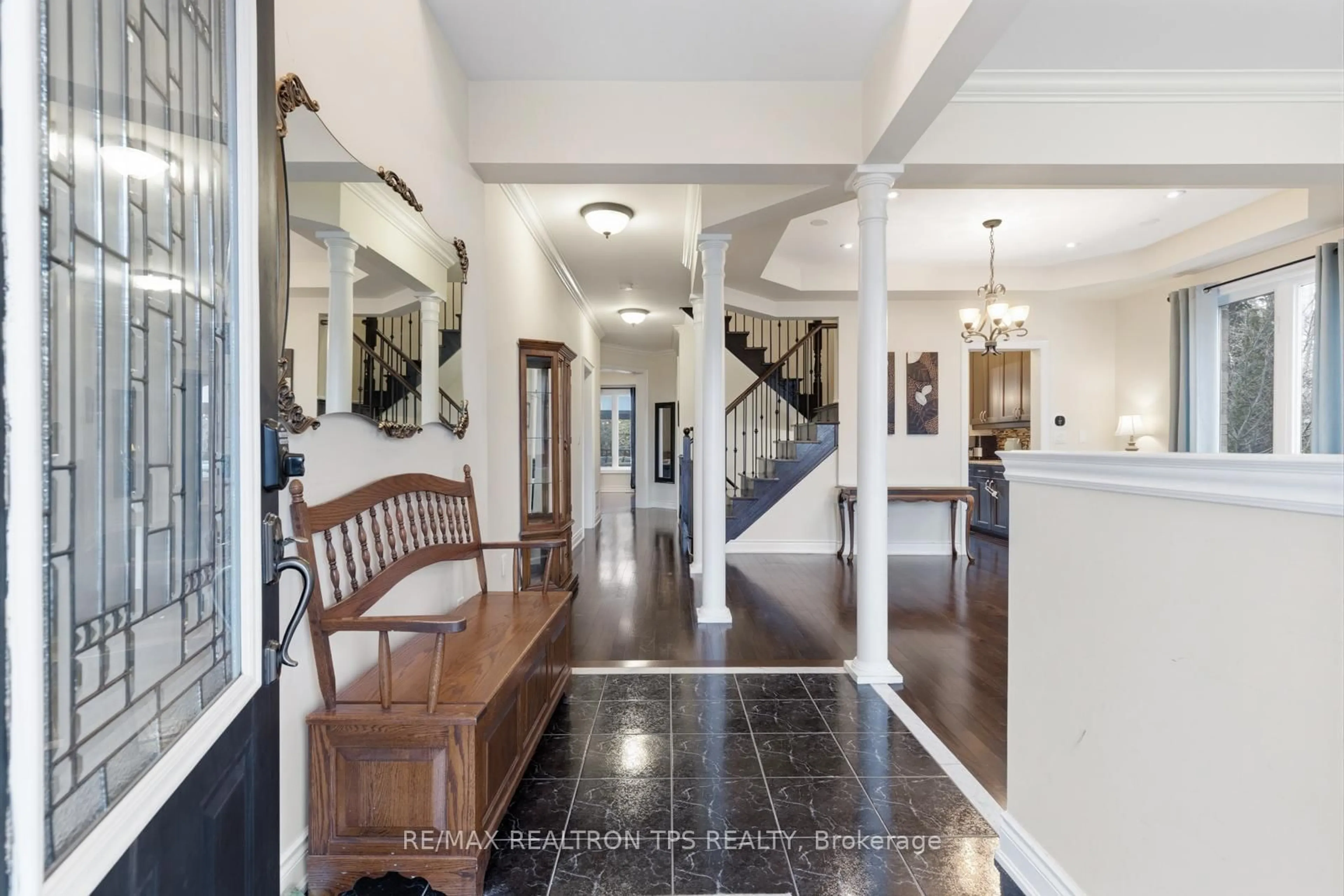 Indoor foyer for 555 Kingsfield Loop, Oshawa Ontario L1K 0H8