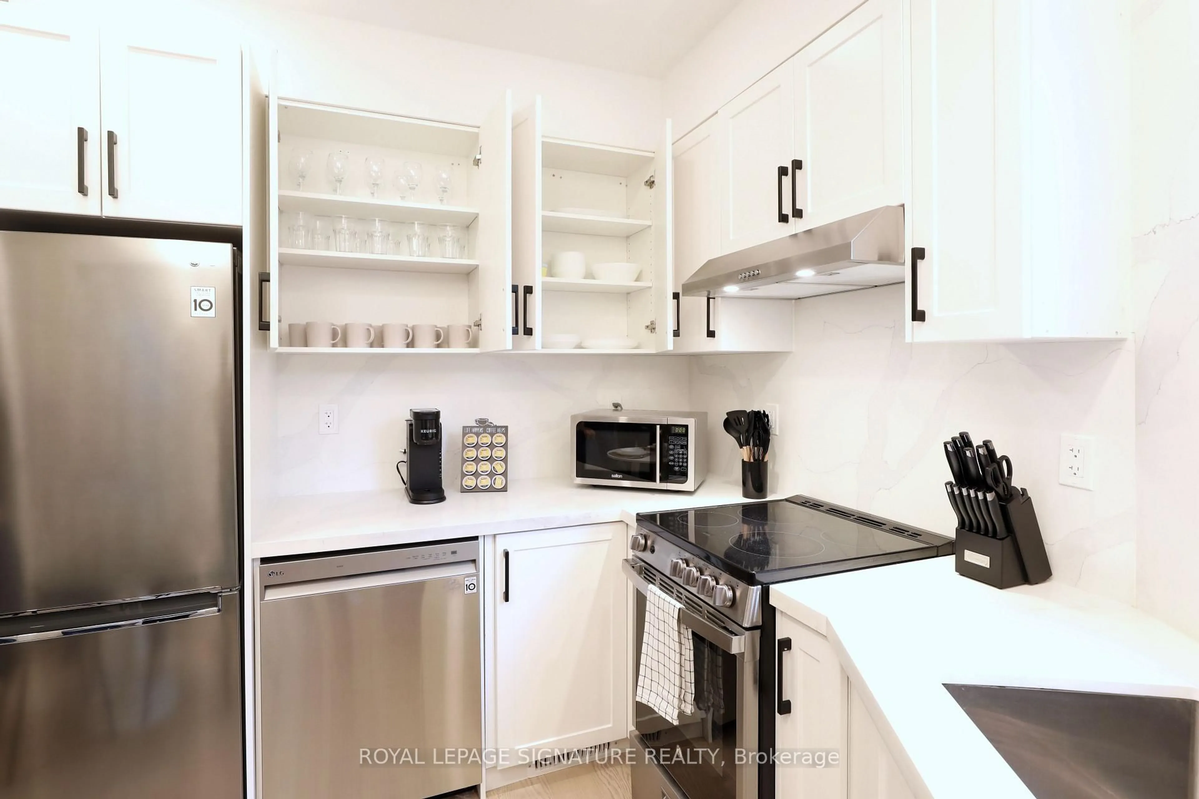 Standard kitchen, unknown for 36 Tennis Cres, Toronto Ontario M4K 1J3