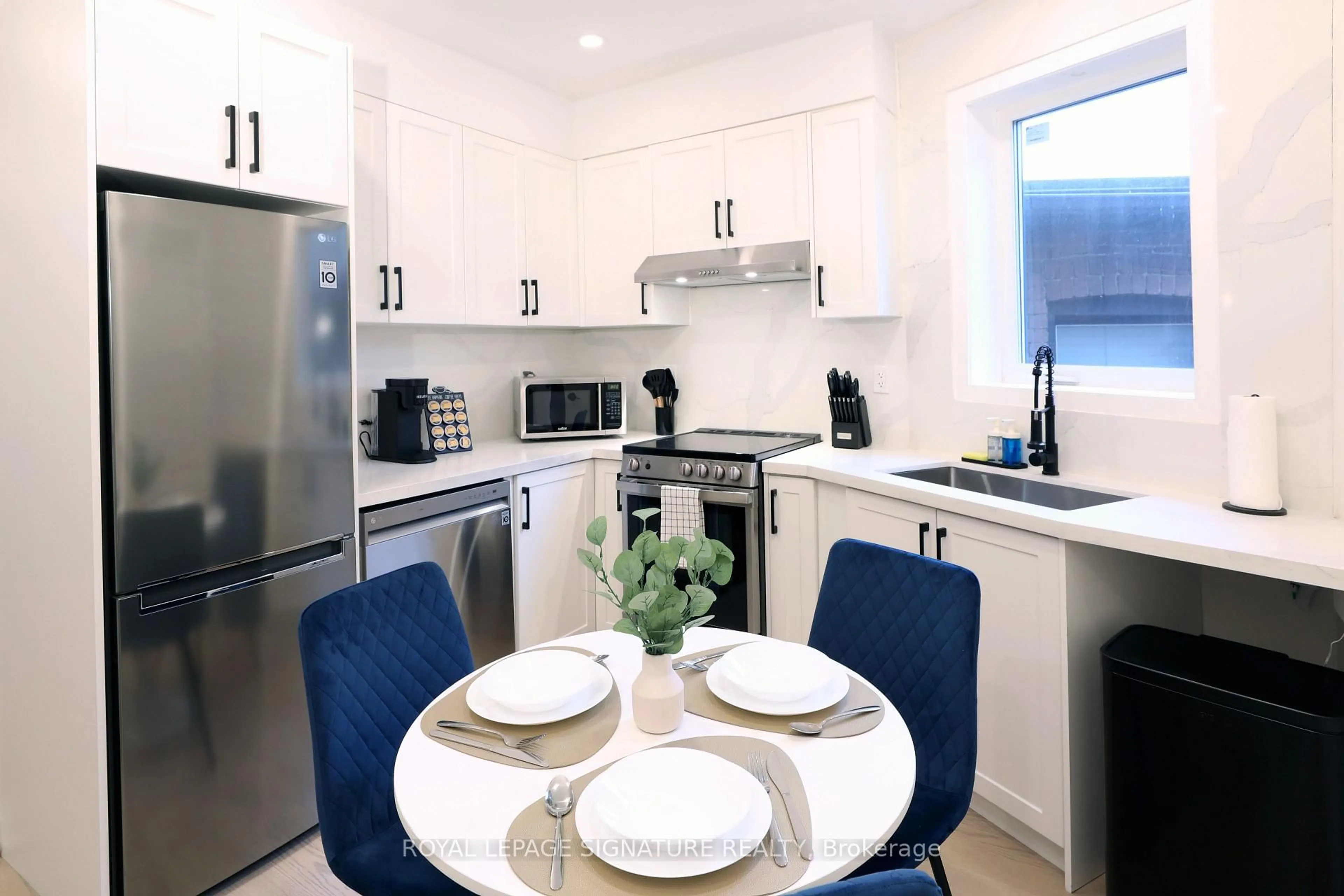 Open concept kitchen, ceramic/tile floor for 36 Tennis Cres, Toronto Ontario M4K 1J3